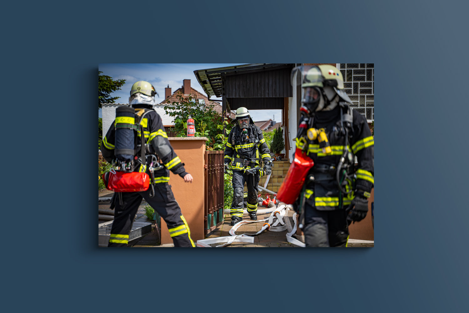 Feuerwehrmänner nach dem Einsatz (Acryl)