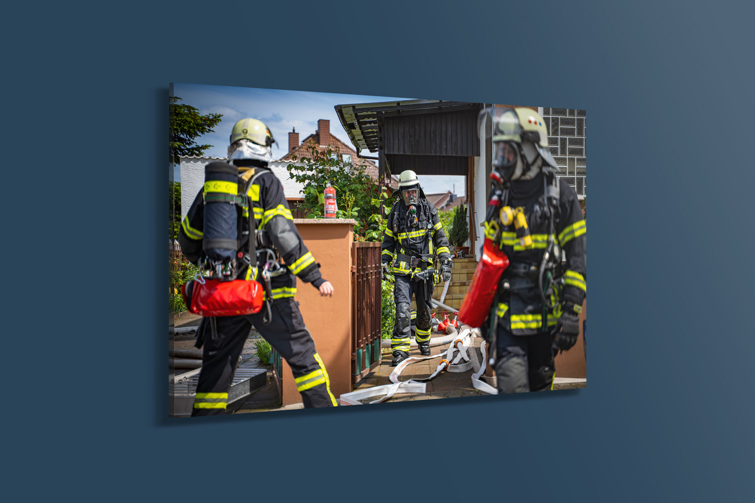 Feuerwehrmänner nach dem Einsatz (Acryl)