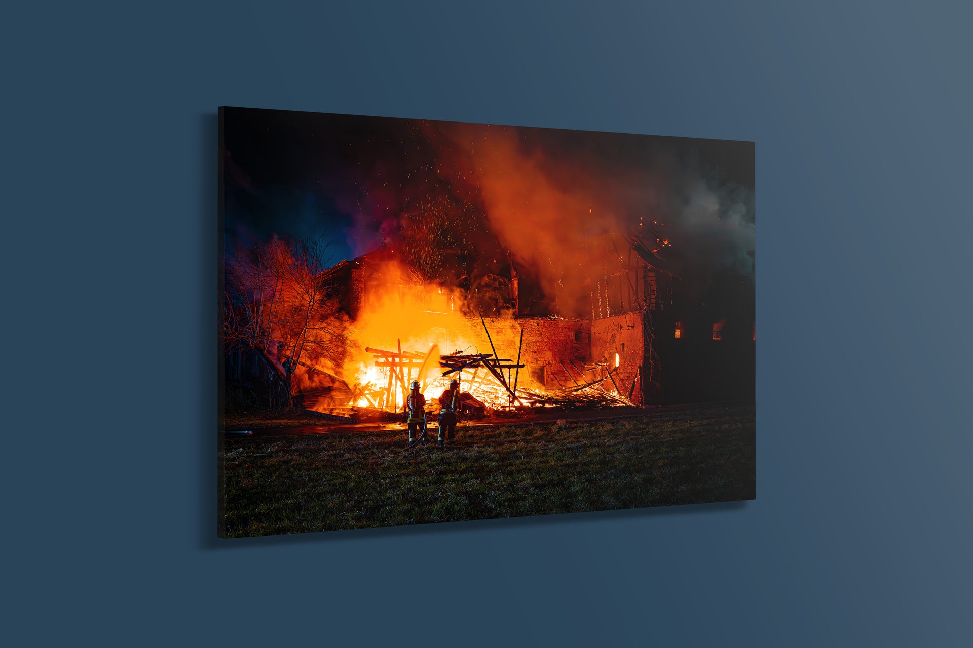 Feuerwehr kämpft gegen Brand in historischem Gebäude (Acryl)