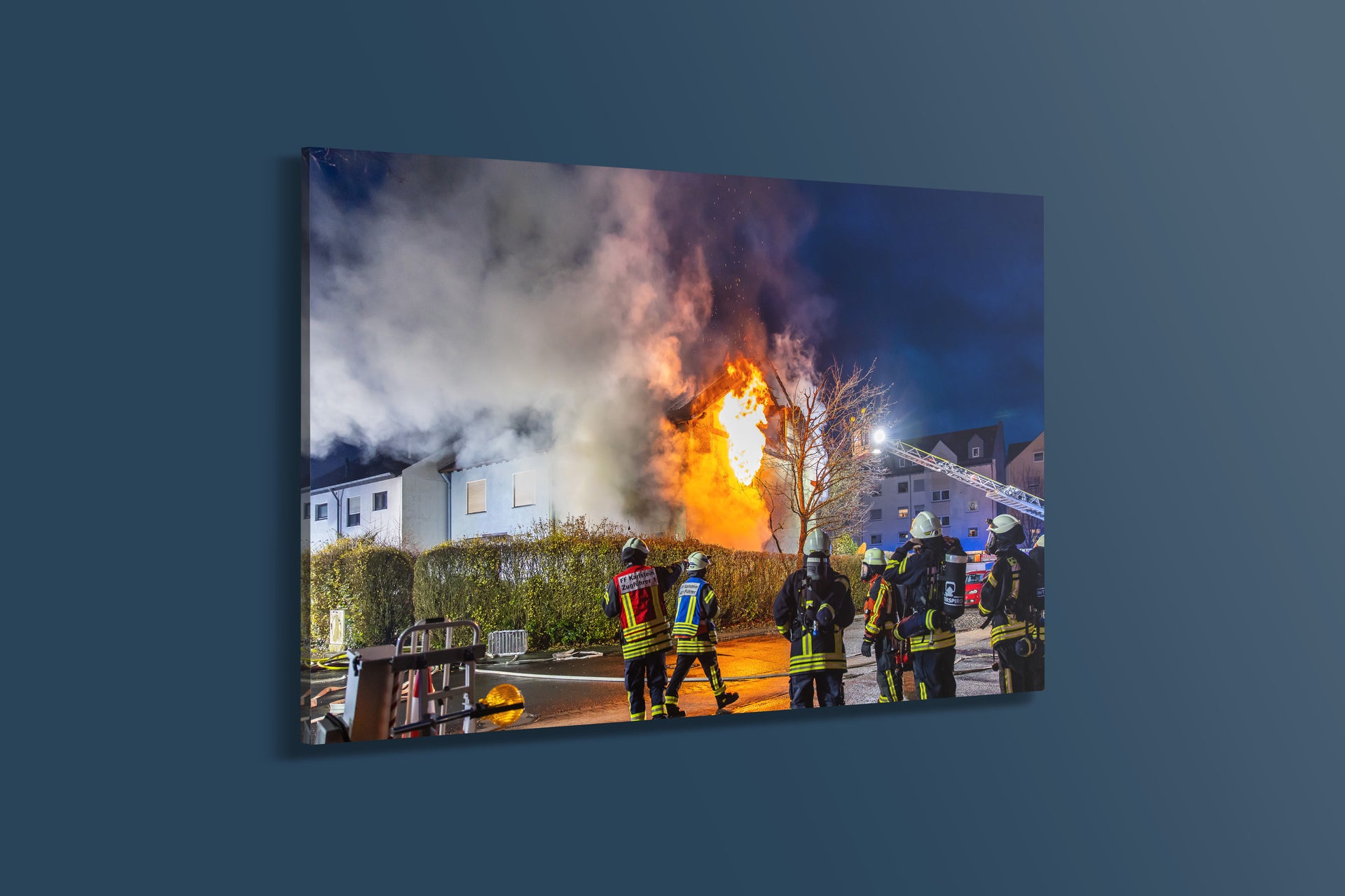 Wohnhausbrand Feuerwehr bekämpft nächtliche Flammen (Acryl)