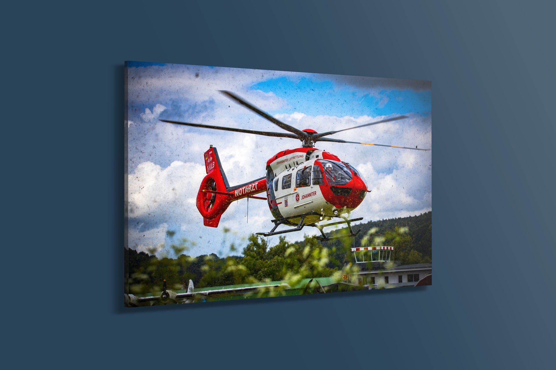 Johanniter-Rettungshubschrauber am Flugplatz (Acryl)