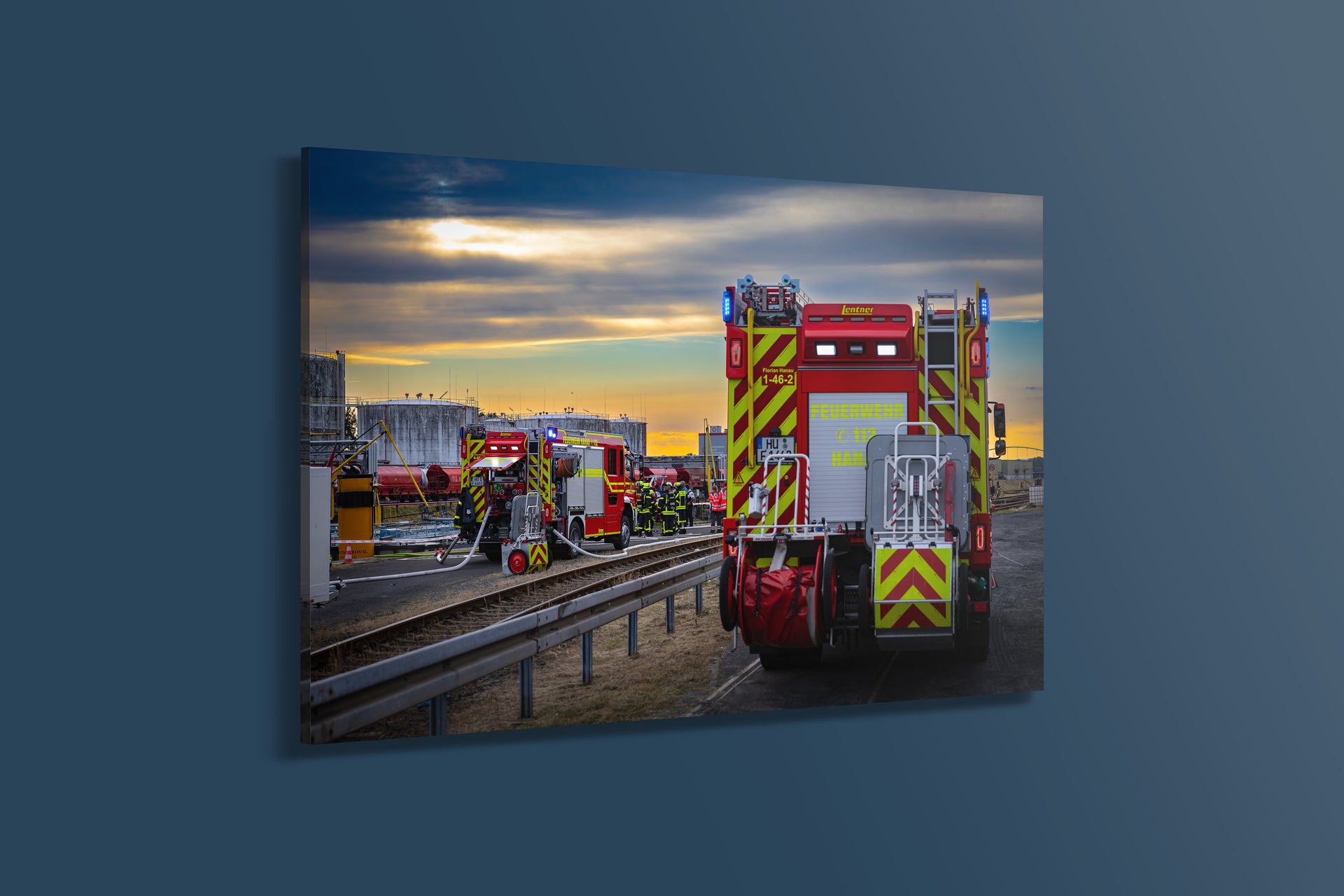 Dramatischer Feuerwehreinsatz im Abendlicht (Acryl)