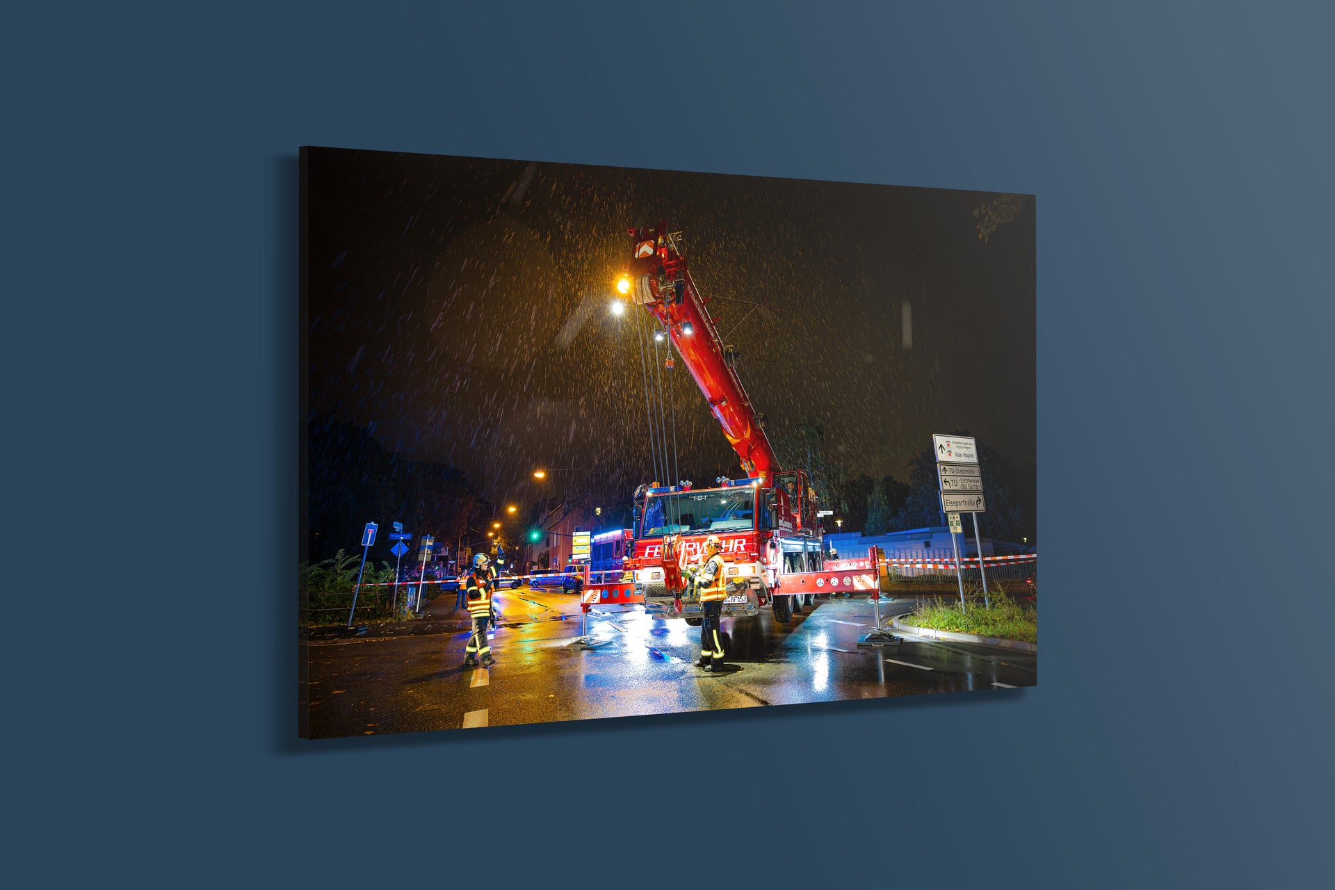 Feuerwehrkran-Nachteinsatz bei Brückenunfall (Acryl)