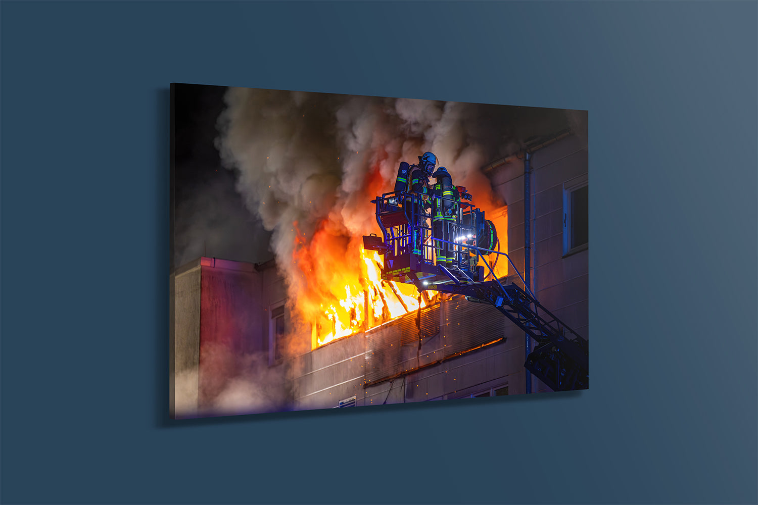 Nächtlicher Großbrand im Büro- und Lagergebäude (Acryl)