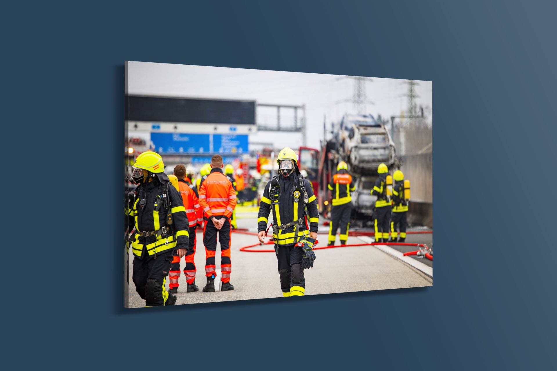 Einsatz nach Lkw-Brand Feuerwehr und Rettungsdienst auf der A3 (Acryl)