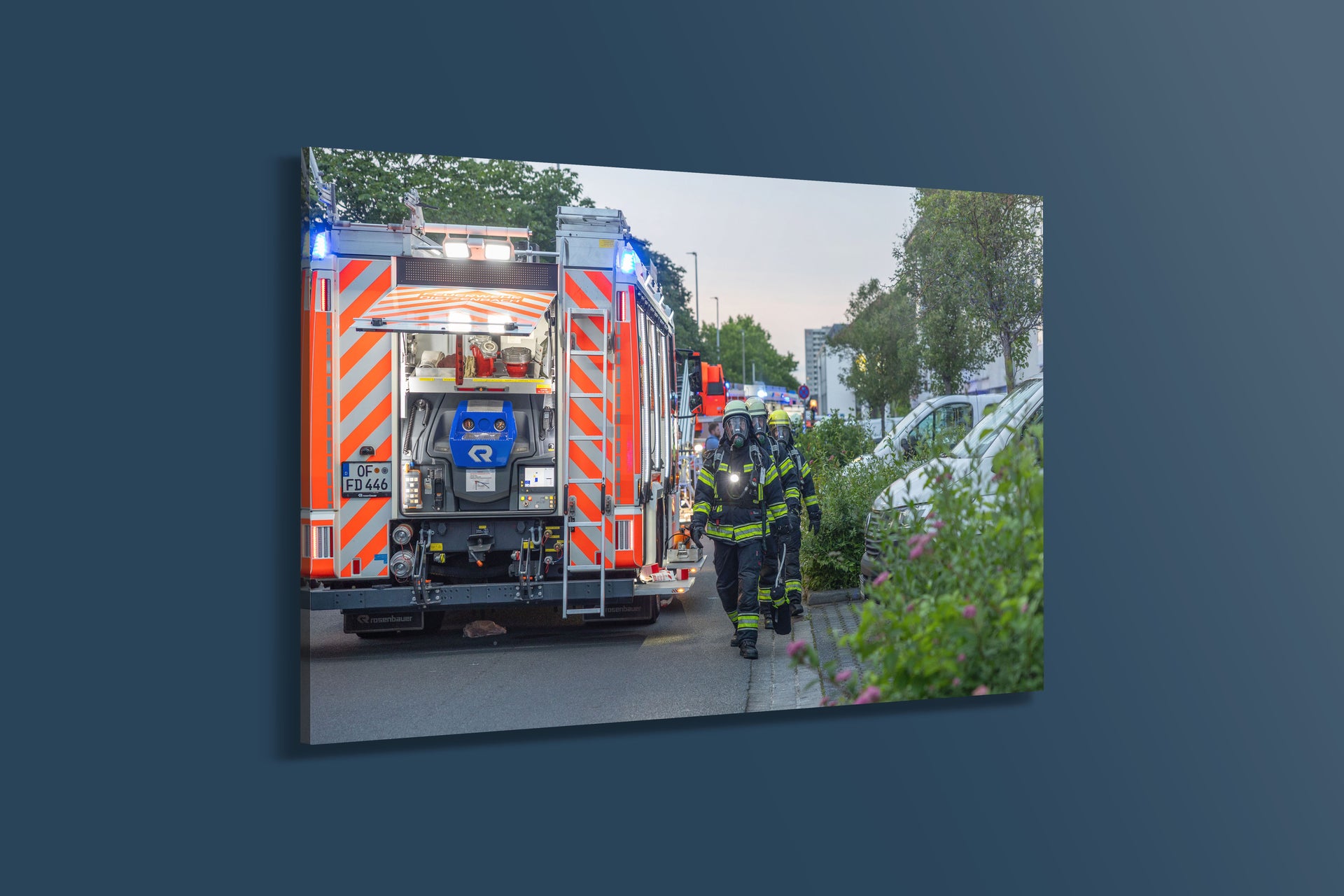 Feuerwehr-Einsatz an einem Mehrfamilienhaus (Acryl)