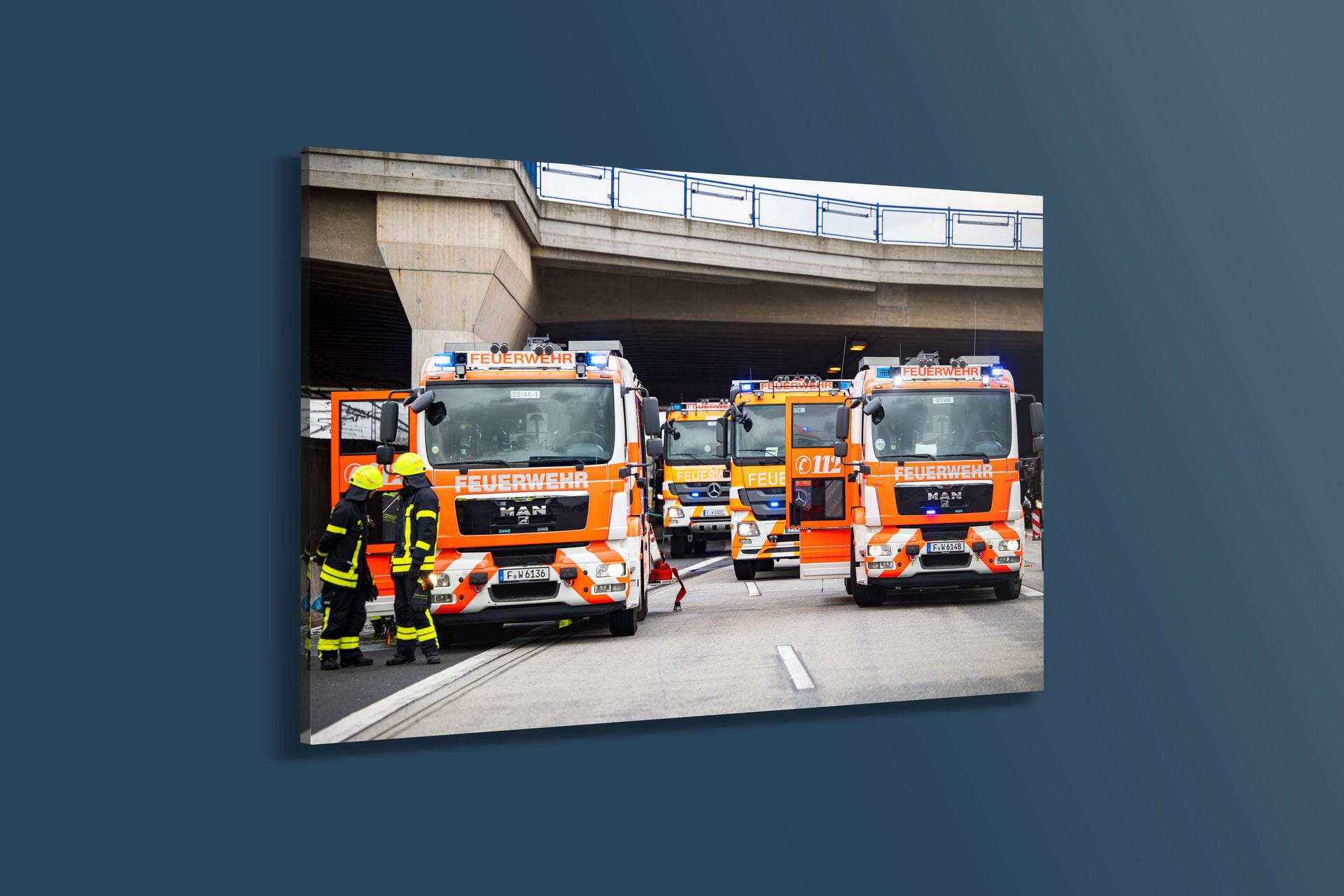 Großbrand an Elektrofahrzeug-Sattelzug auf A3 bei Frankfurt (Acryl)