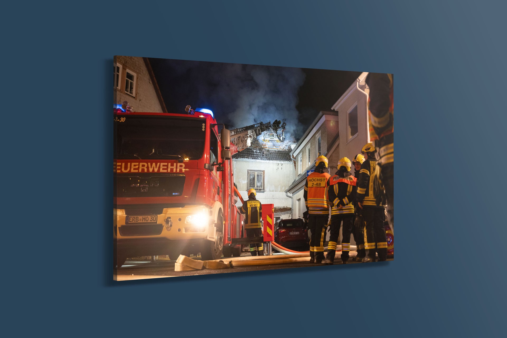 Nächtlicher Wohnhausbrand – Feuerwehr Höchst im Einsatz (Acryl)