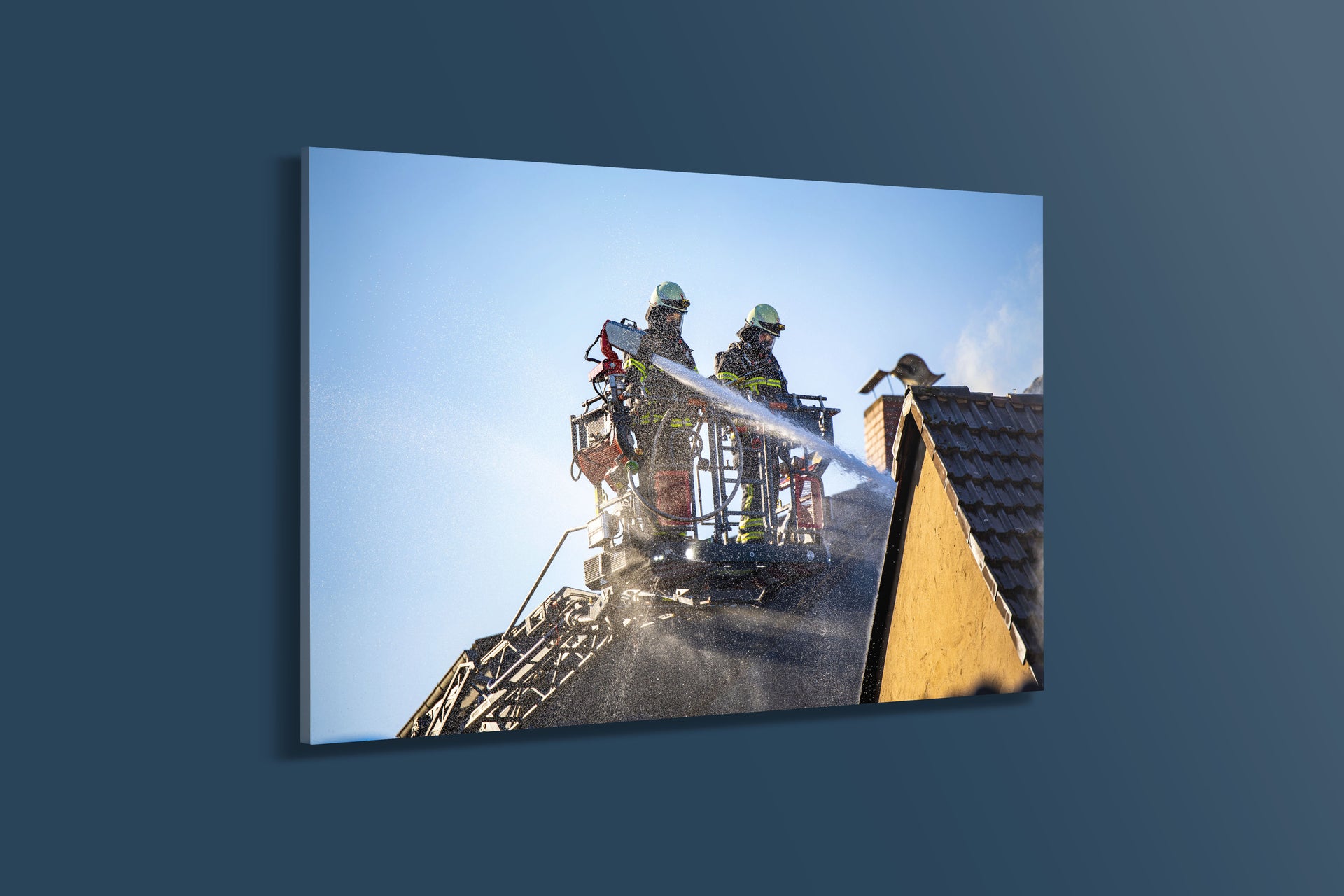 Wohnhausbrand – Einsatz mit Drehleiter (Acryl)