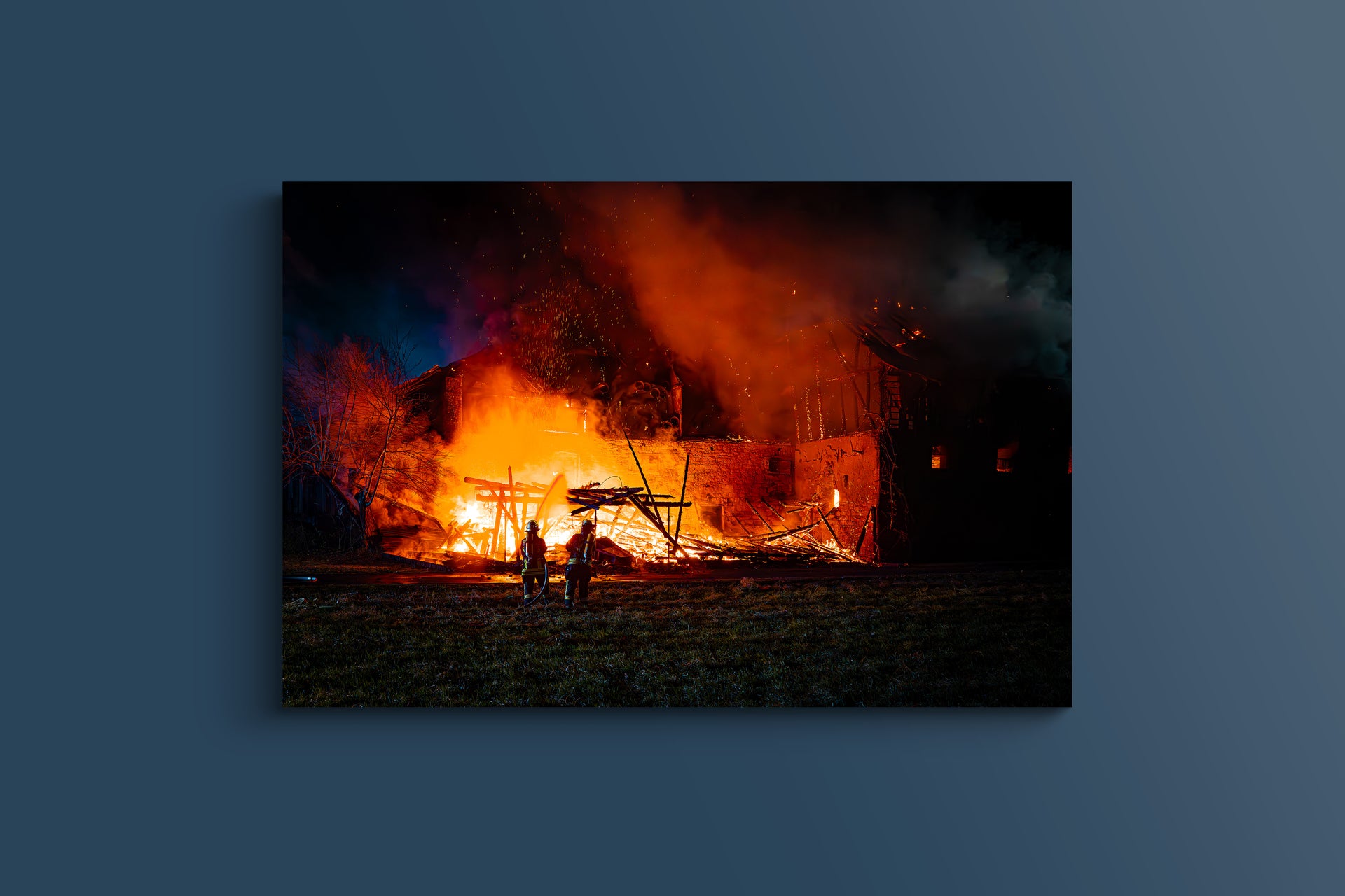 Feuerwehr kämpft gegen Brand in historischem Gebäude (Acryl)