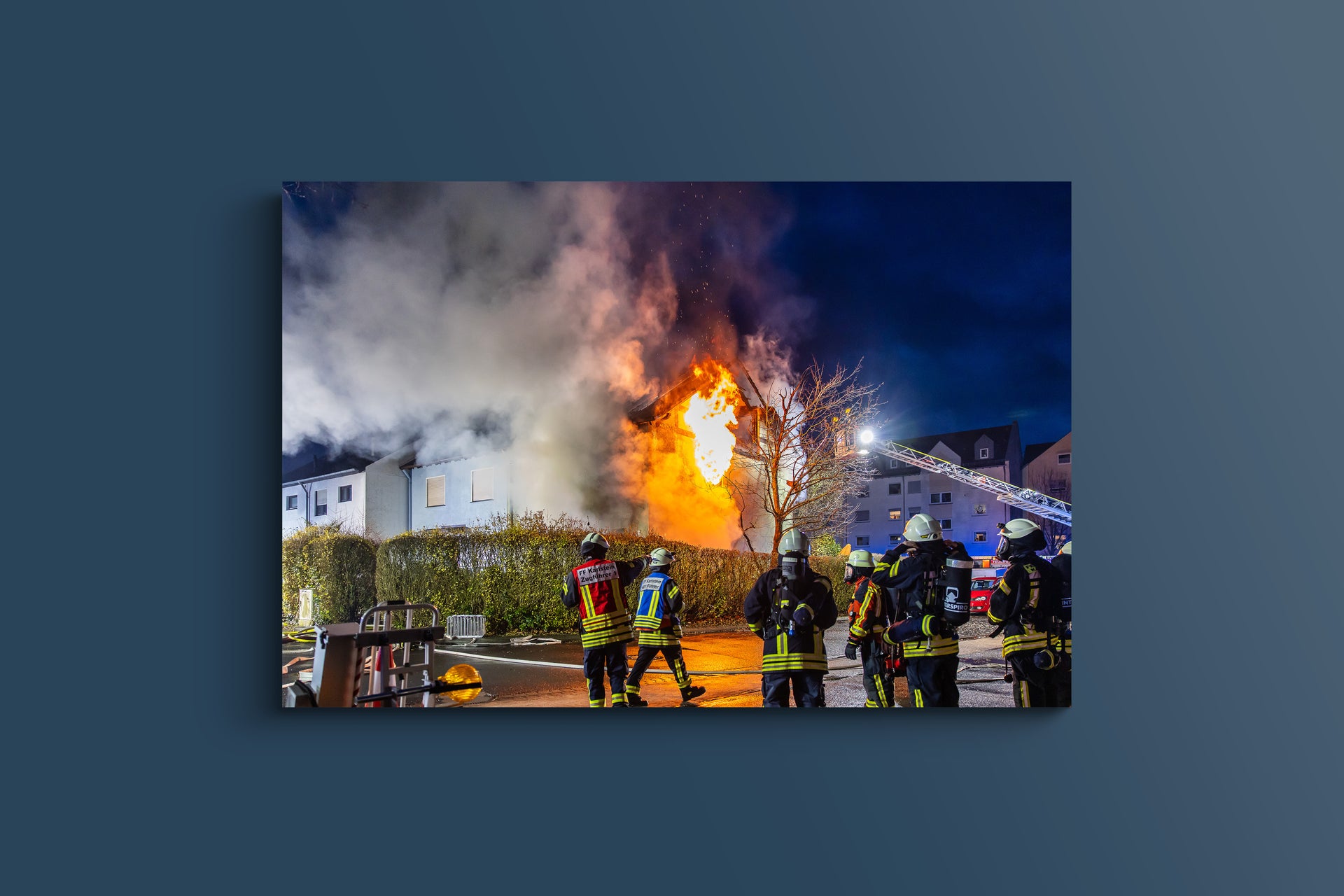 Wohnhausbrand Feuerwehr bekämpft nächtliche Flammen (Acryl)