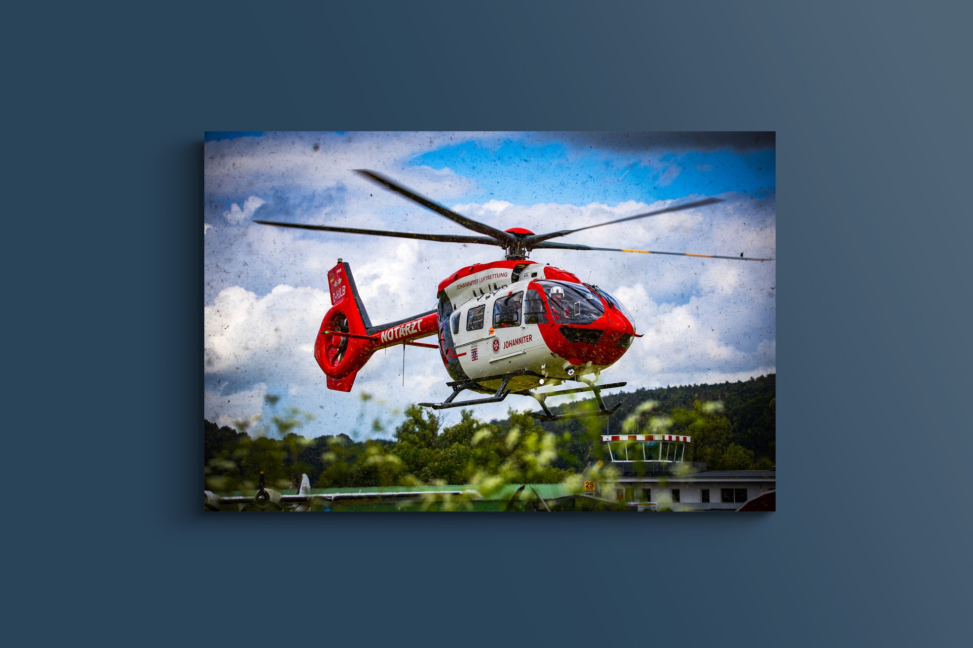 Johanniter-Rettungshubschrauber am Flugplatz (Acryl)