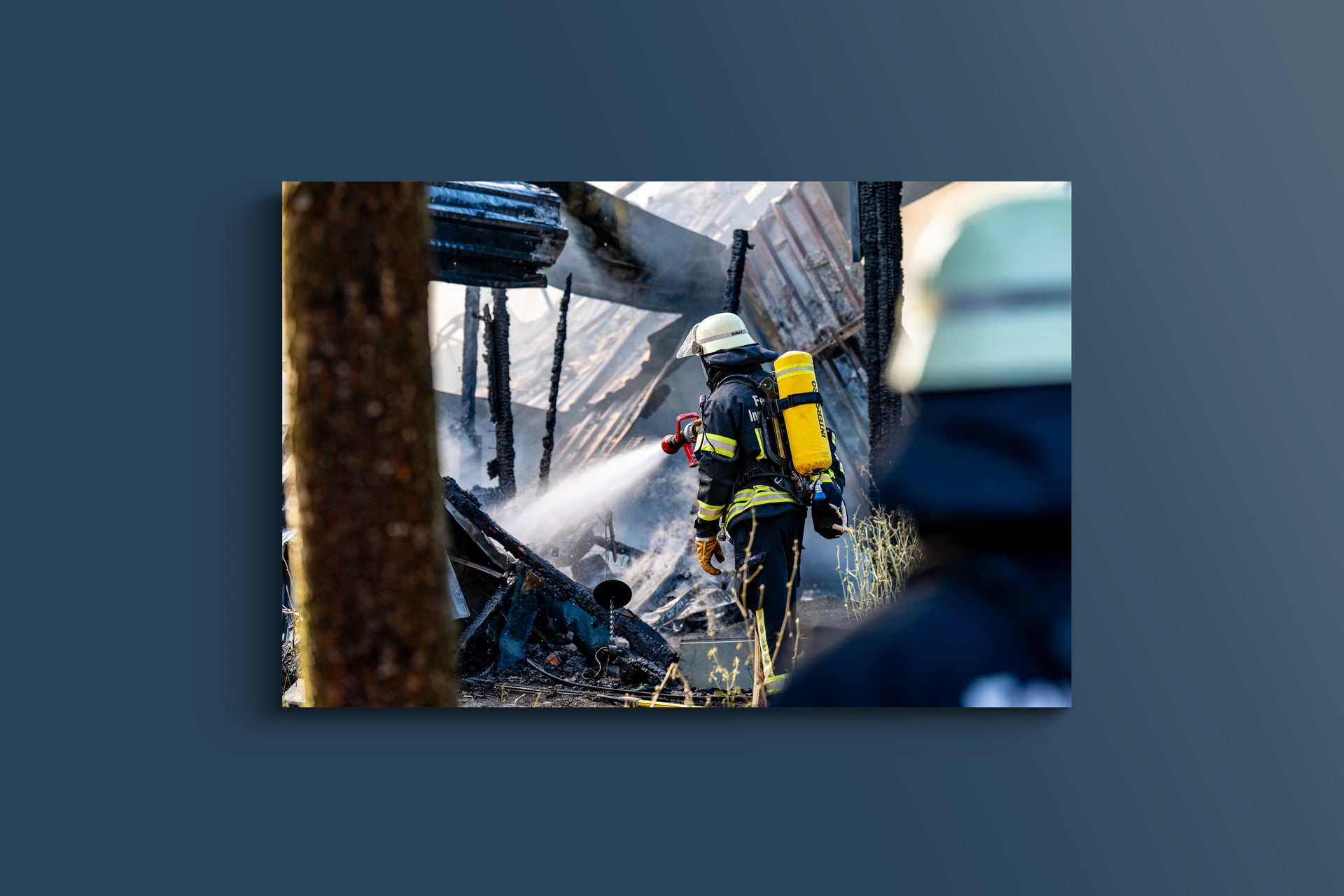 Feuerwehr kämpft gegen Hofbrand in Heidesheim (Acryl)