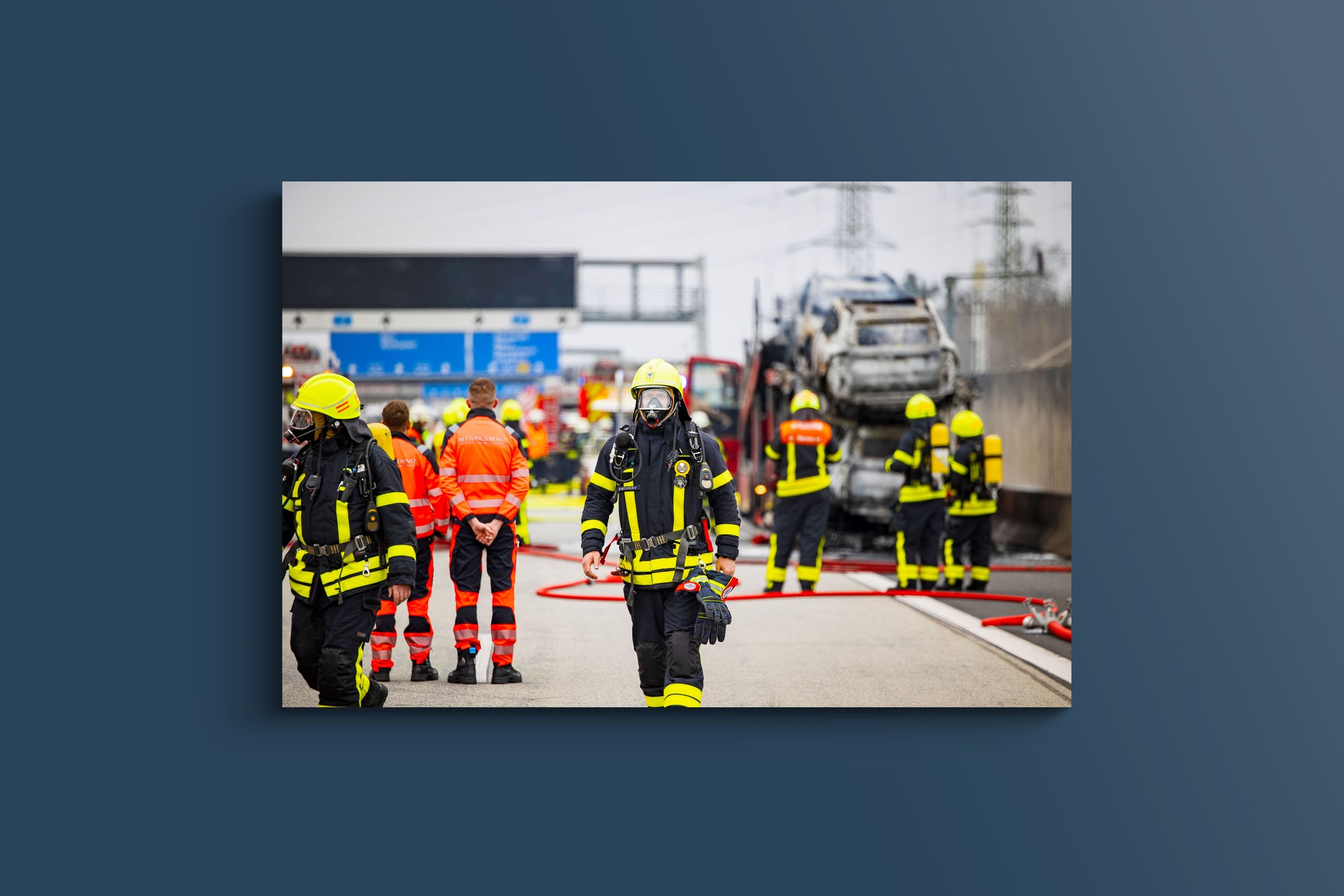 Einsatz nach Lkw-Brand Feuerwehr und Rettungsdienst auf der A3 (Acryl)