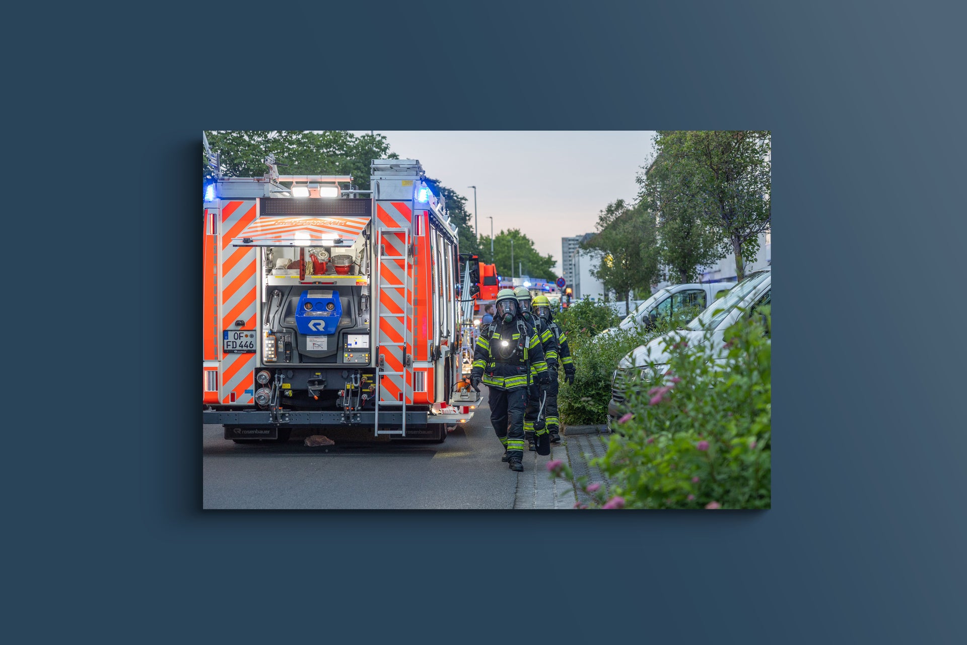 Feuerwehr-Einsatz an einem Mehrfamilienhaus (Acryl)