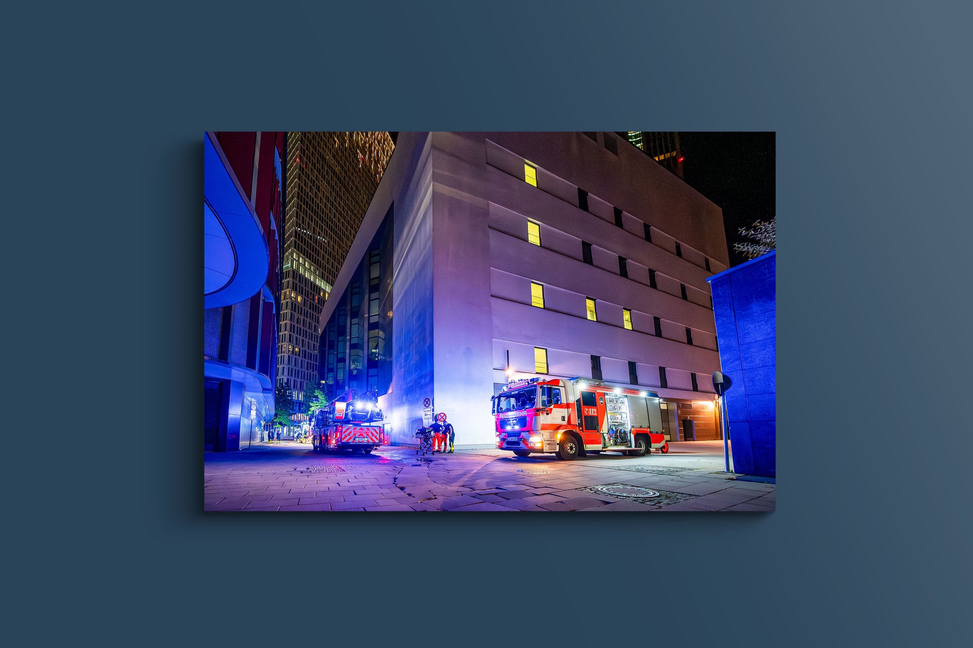 Feuerwehr-Einsatz nachts am Skyline Plaza Frankfurt (Acryl)