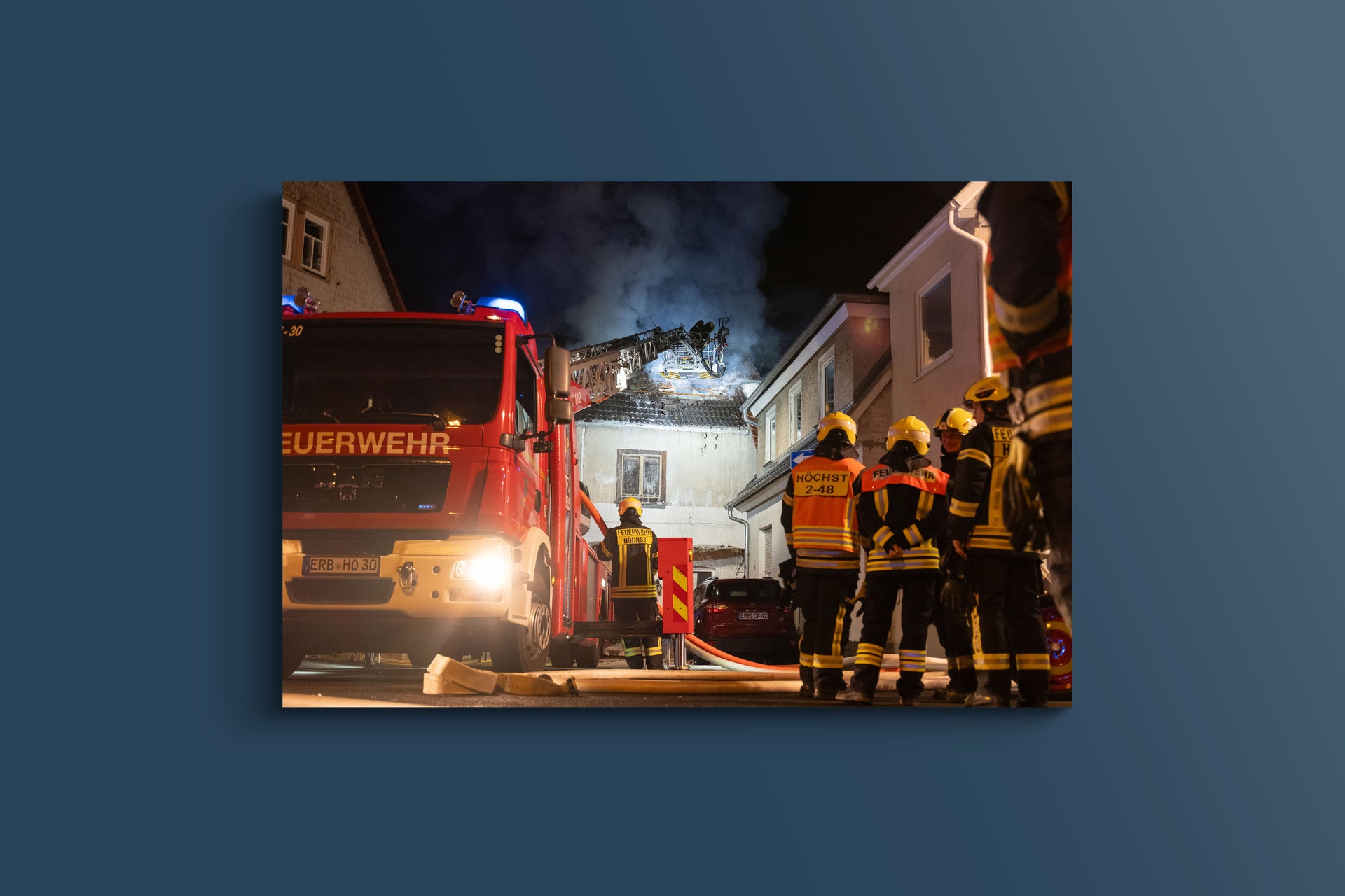 Nächtlicher Wohnhausbrand – Feuerwehr Höchst im Einsatz (Acryl)