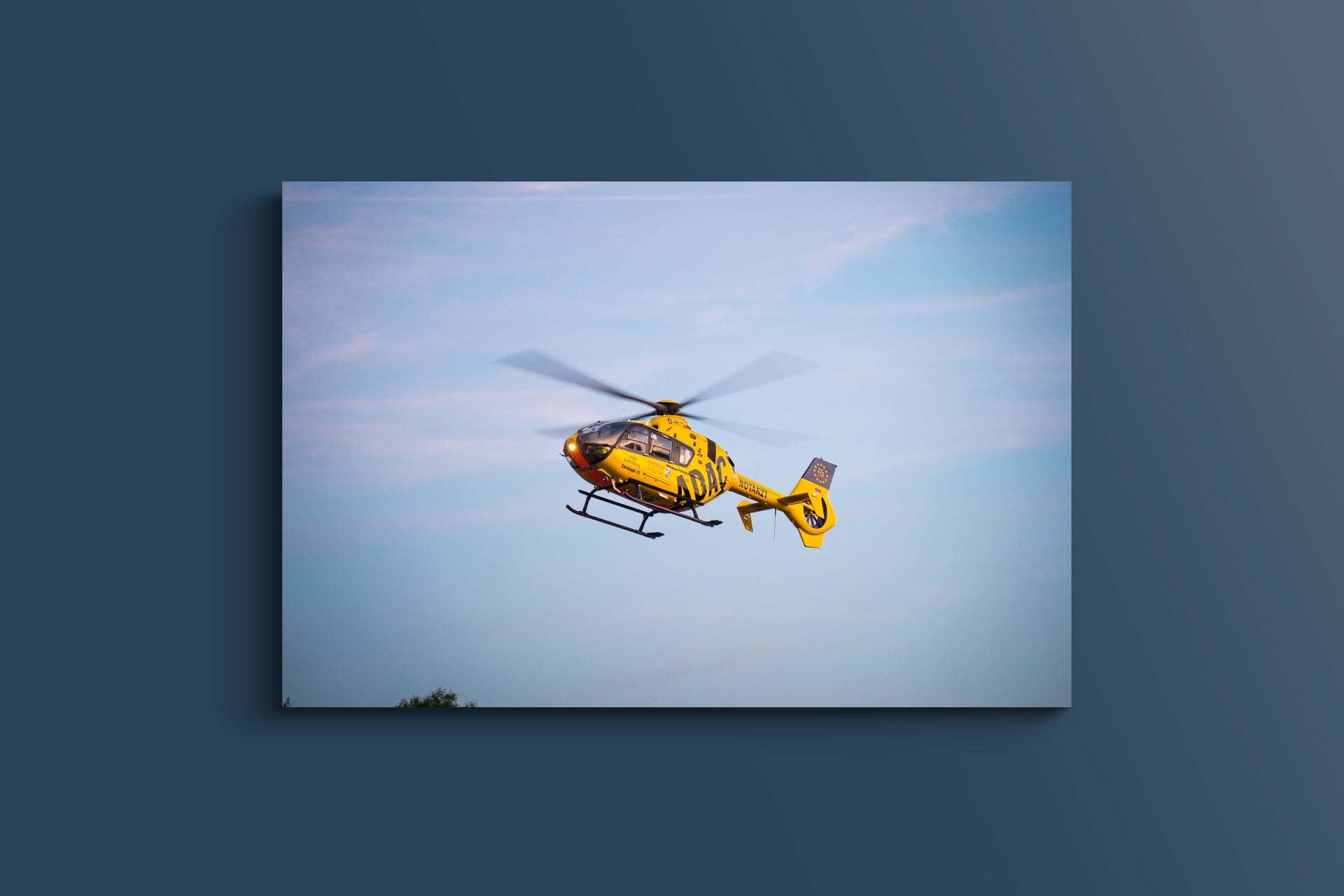 Rettungshubschrauber im Einsatz bei schwerem Unfall (Acryl)