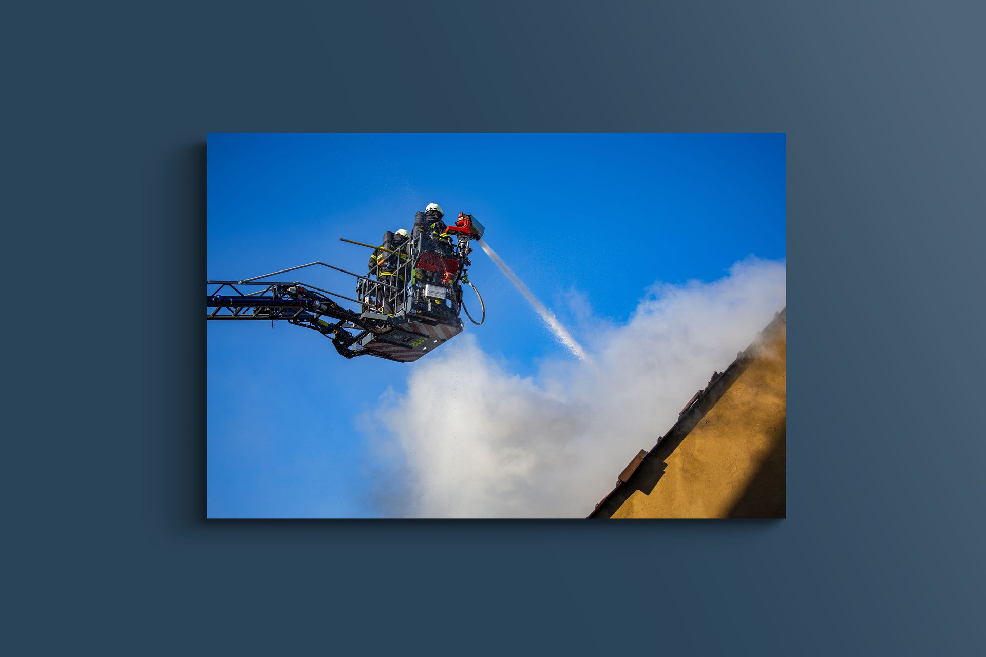 Wohnhausbrand Oberthausen: Drehleiter-Einsatz Feuerwehr (Acryl)