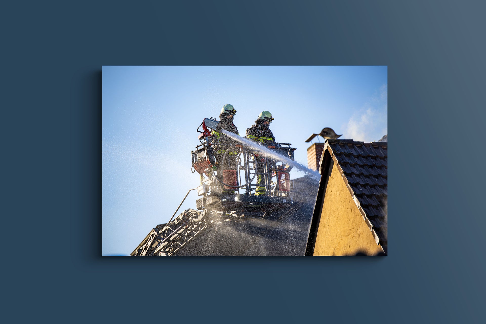 Wohnhausbrand – Einsatz mit Drehleiter (Acryl)