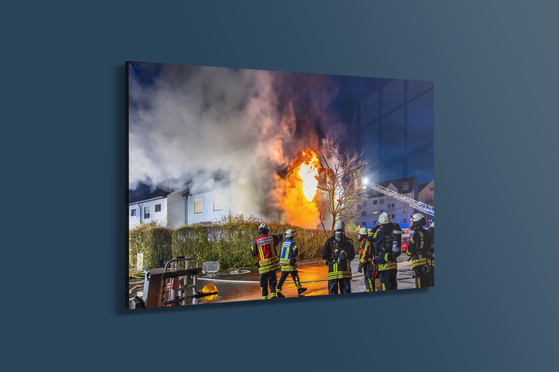 Wohnhausbrand Feuerwehr bekämpft nächtliche Flammen (Alu-Dibond)