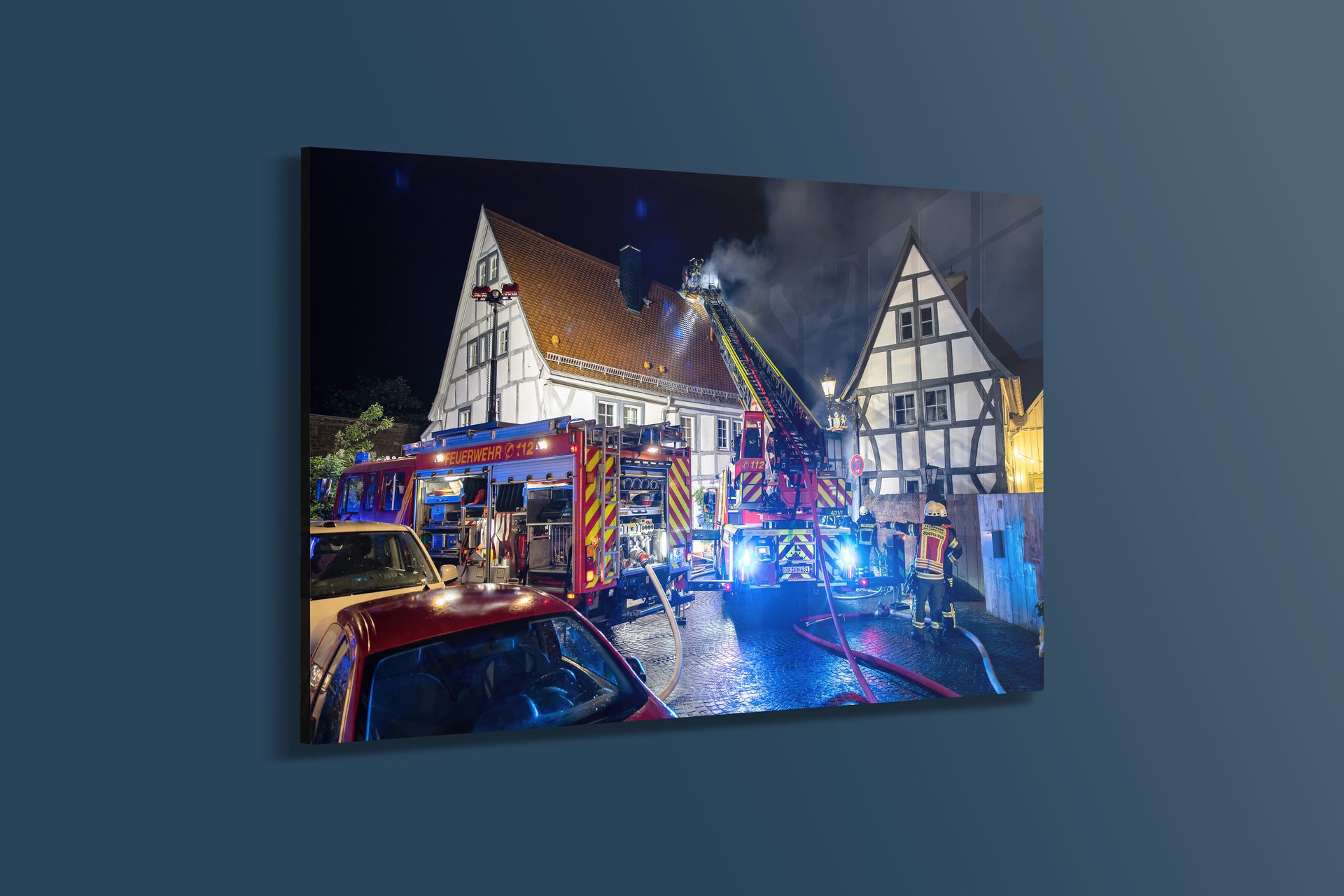 Feuerwehr-Einsatz bei Nacht Dachstuhlbrand Altstadt Seligenstadt (Alu-Dibond)