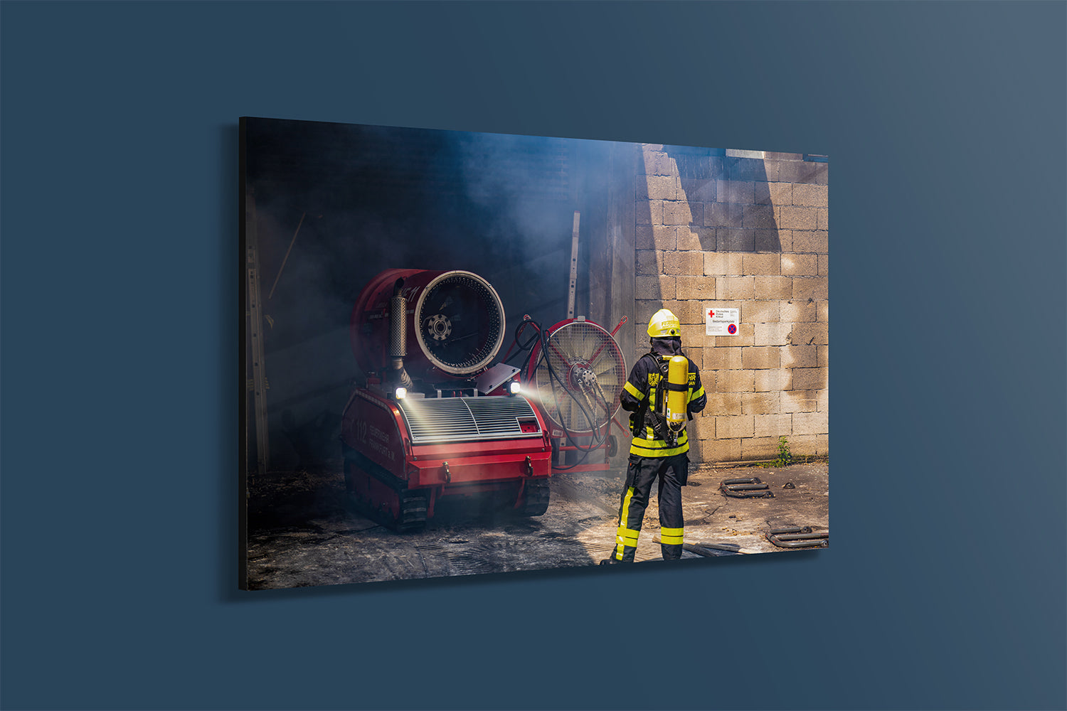 Feuerwehrmann und LUF im Einsatz (Leinwand)