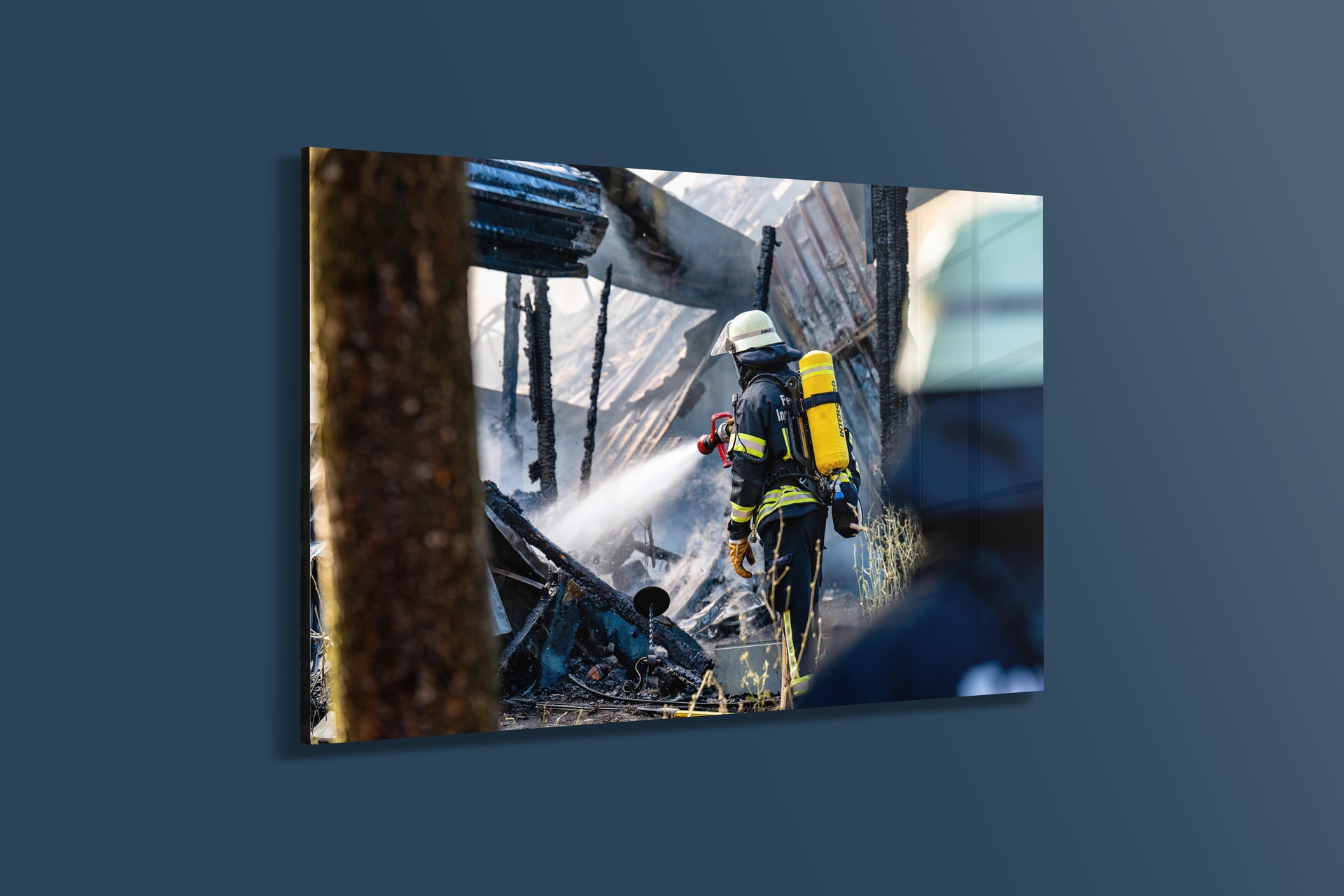 Feuerwehr kämpft gegen Hofbrand in Heidesheim (Alu-Dibond)