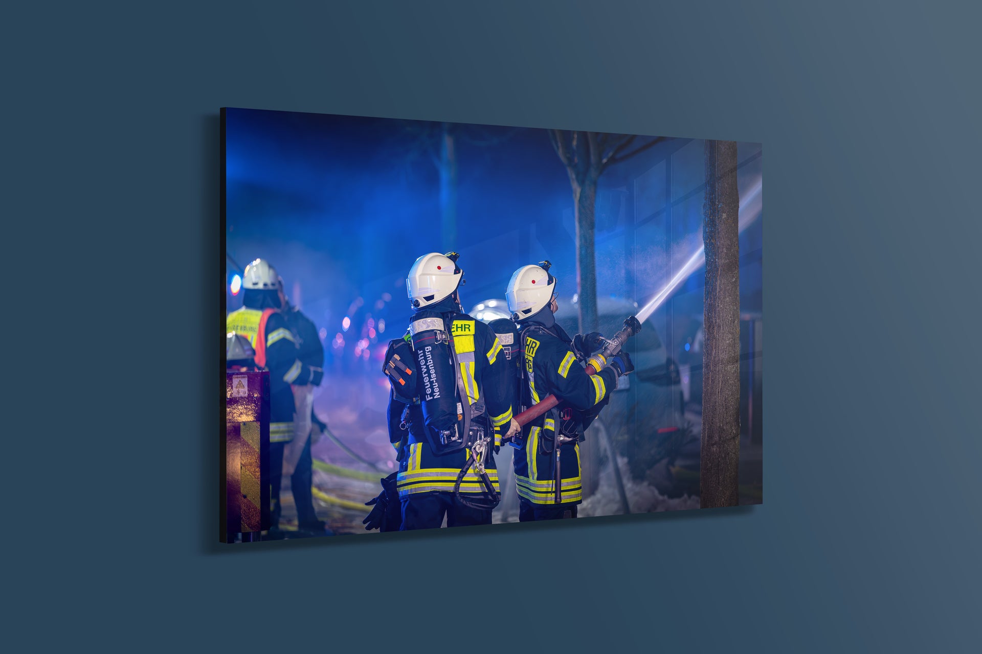 Feuerwehr bekämpft Wohnungsbrand mit Drehleiter (Alu-Dibond)