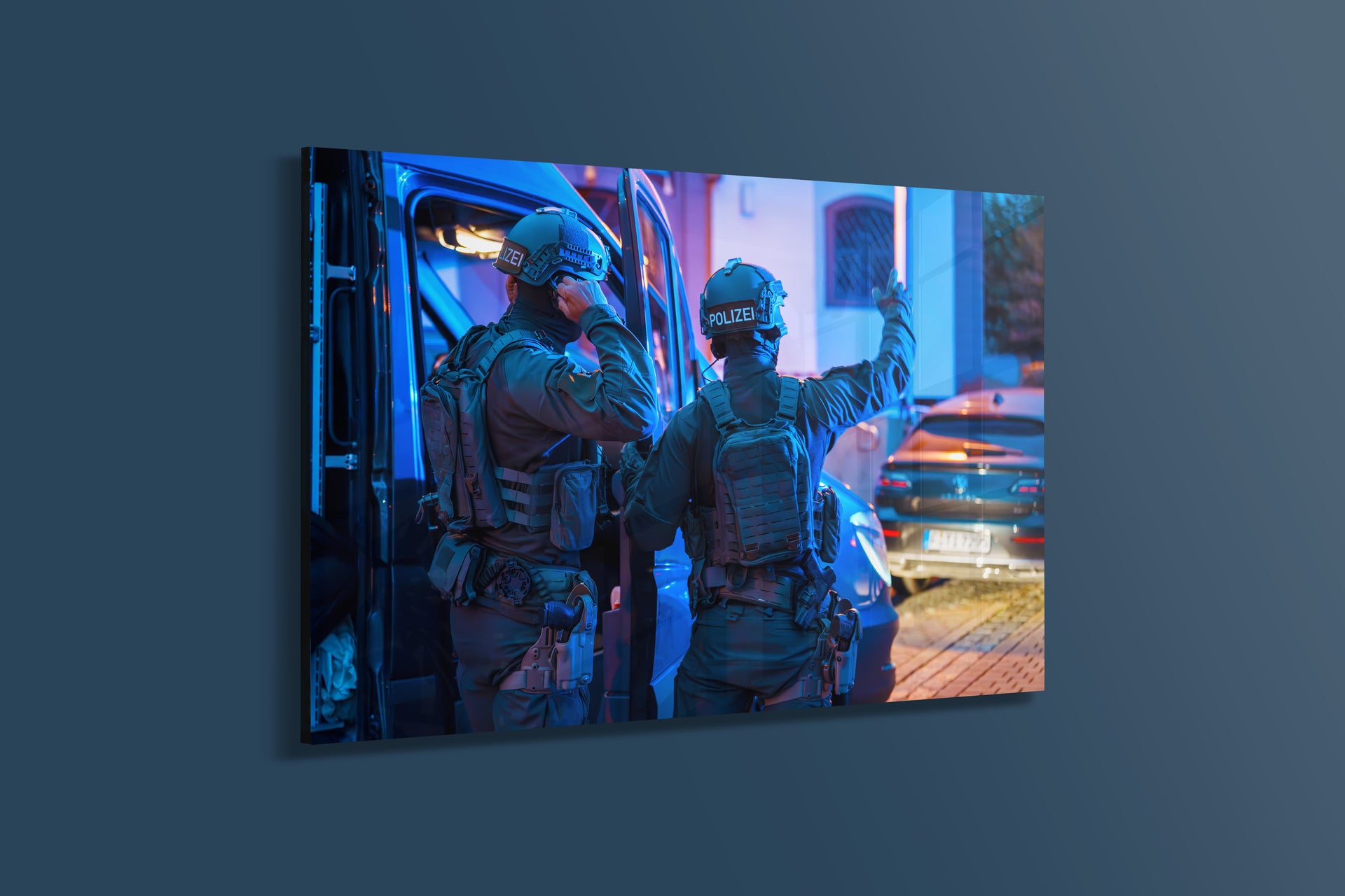 SEK-Einsatz Polizei im abendlichen Viertel (Alu-Dibond)