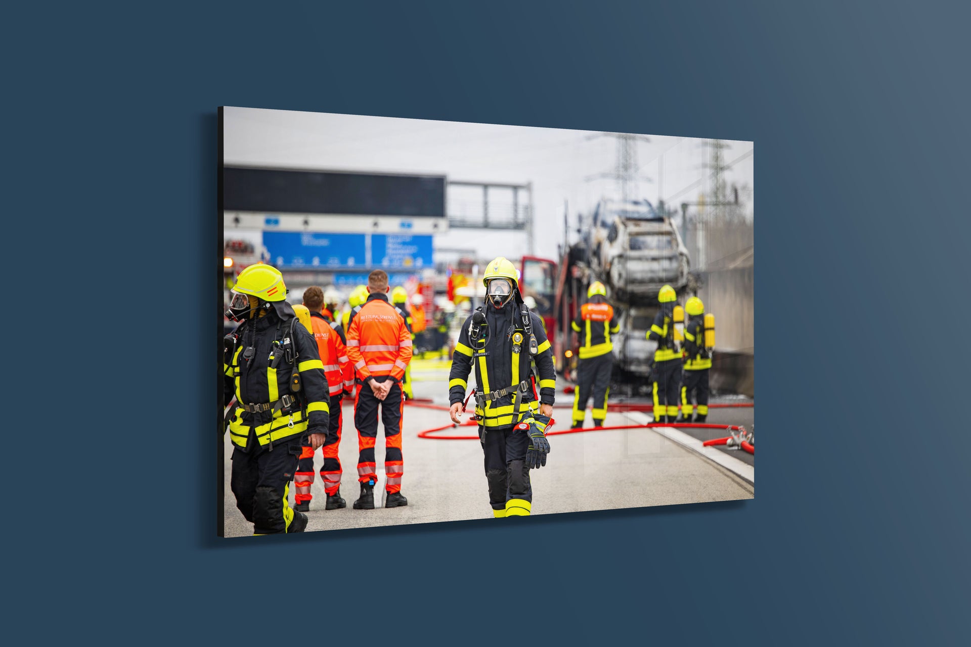 Einsatz nach Lkw-Brand Feuerwehr und Rettungsdienst auf der A3 (Alu-Dibond)