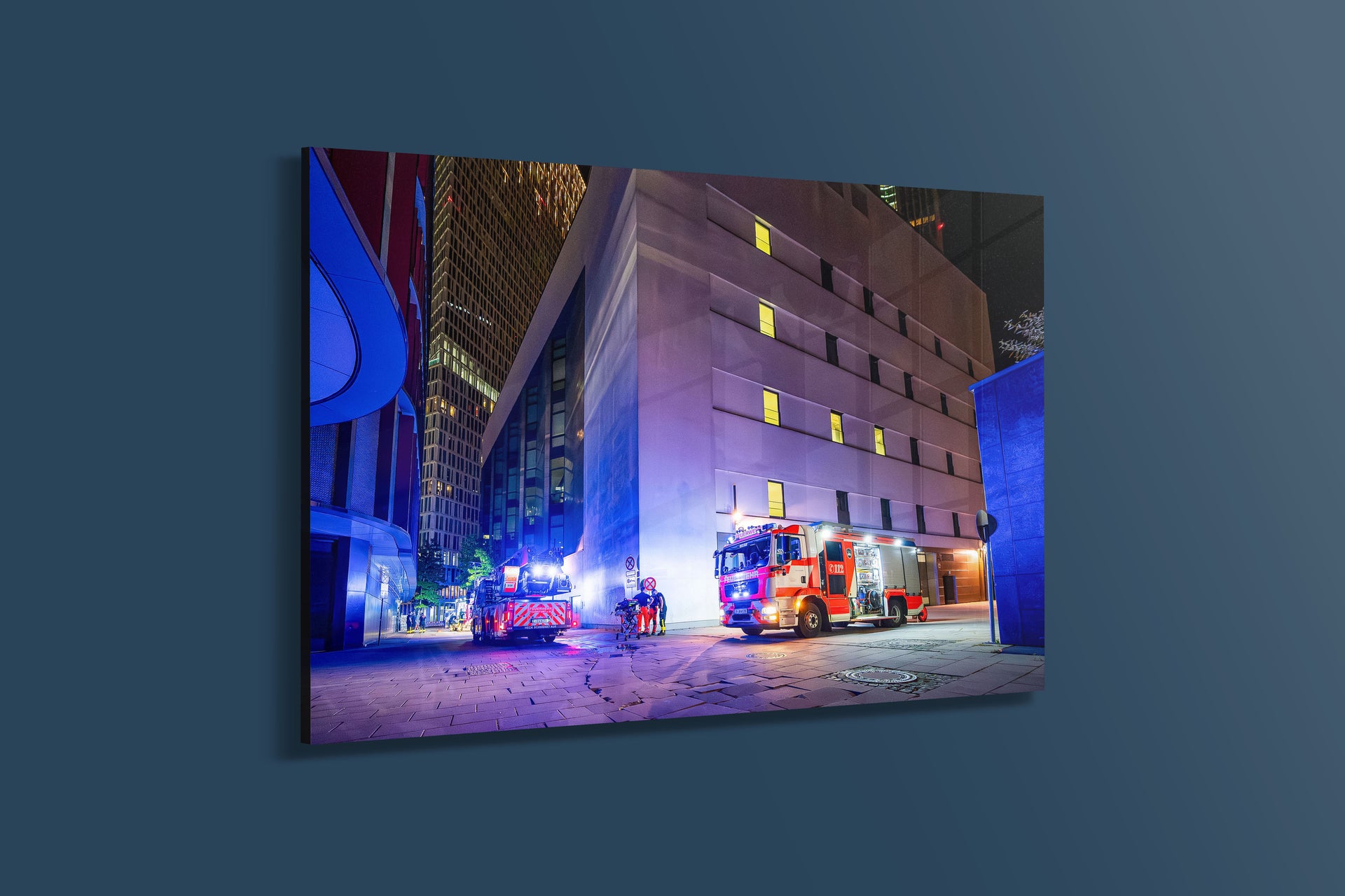 Feuerwehr-Einsatz nachts am Skyline Plaza Frankfurt (Alu-Dibond)