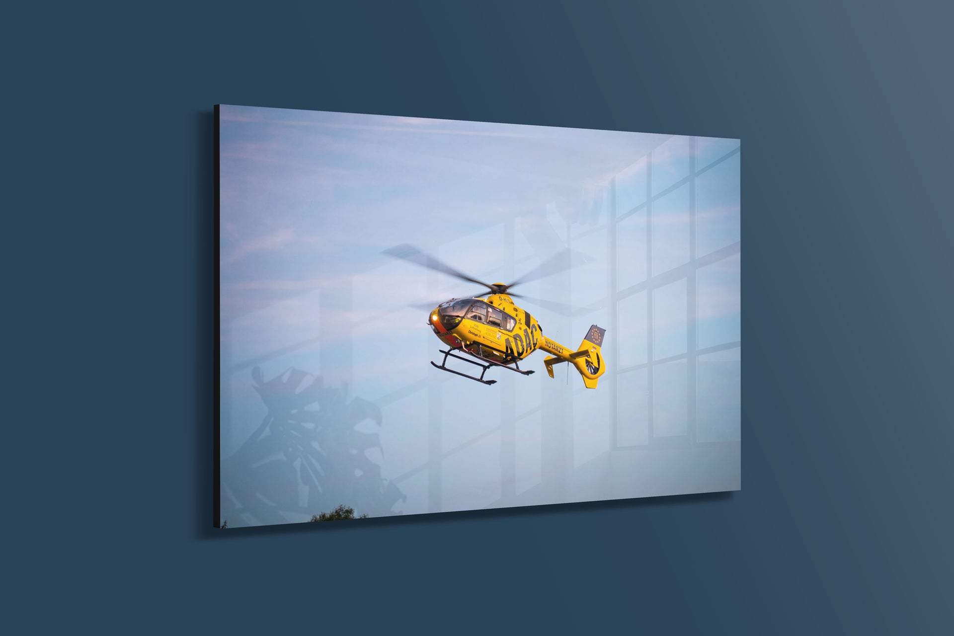 Rettungshubschrauber im Einsatz bei schwerem Unfall (Alu-Dibond)