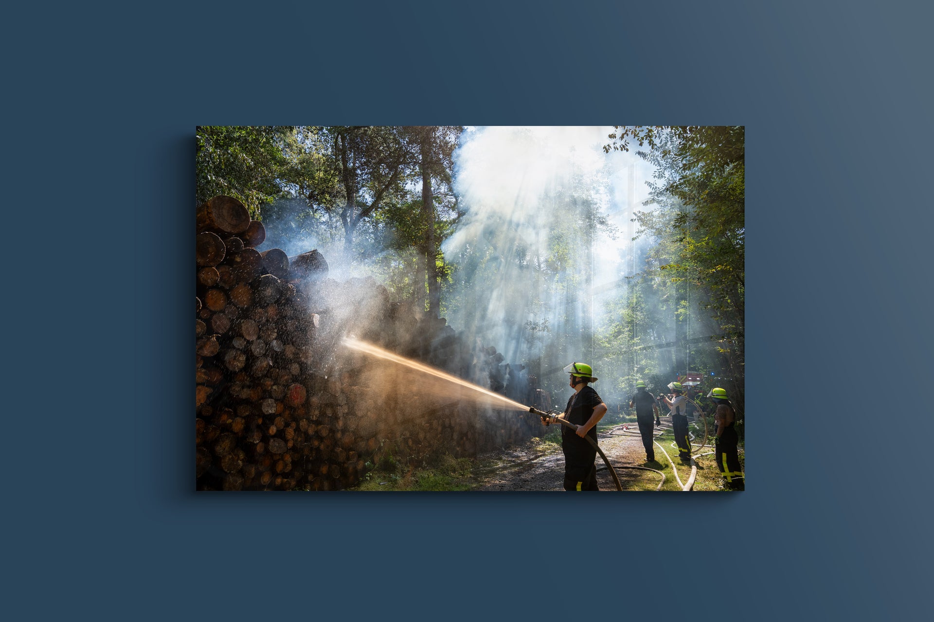 Feuerwehr löscht Holzpolter im Wald – Hanau-Steinheim (Alu-Dibond)