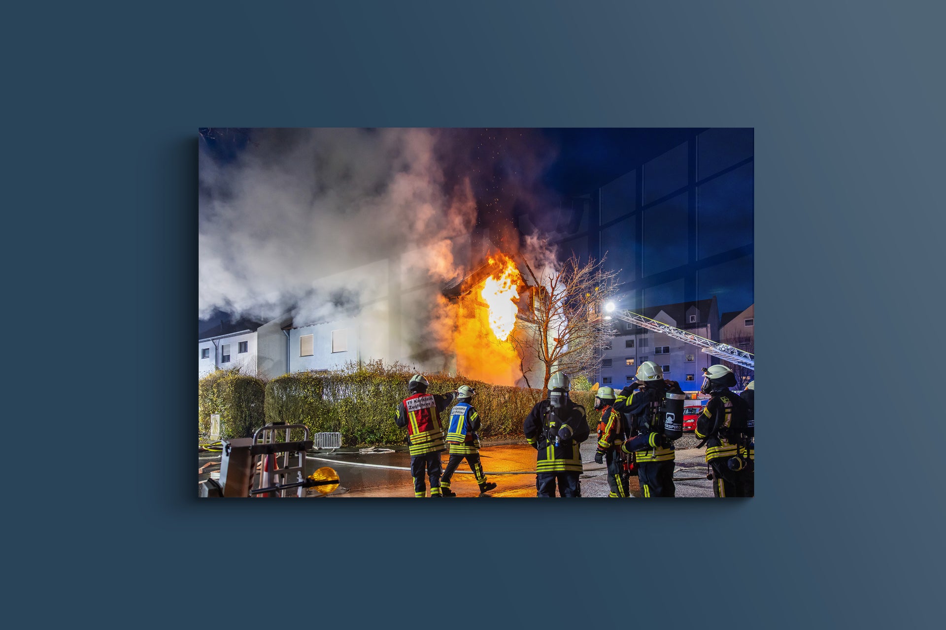 Wohnhausbrand Feuerwehr bekämpft nächtliche Flammen (Alu-Dibond)