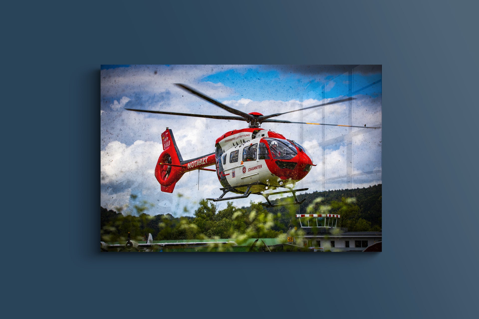 Johanniter-Rettungshubschrauber am Flugplatz (Alu-Dibond)