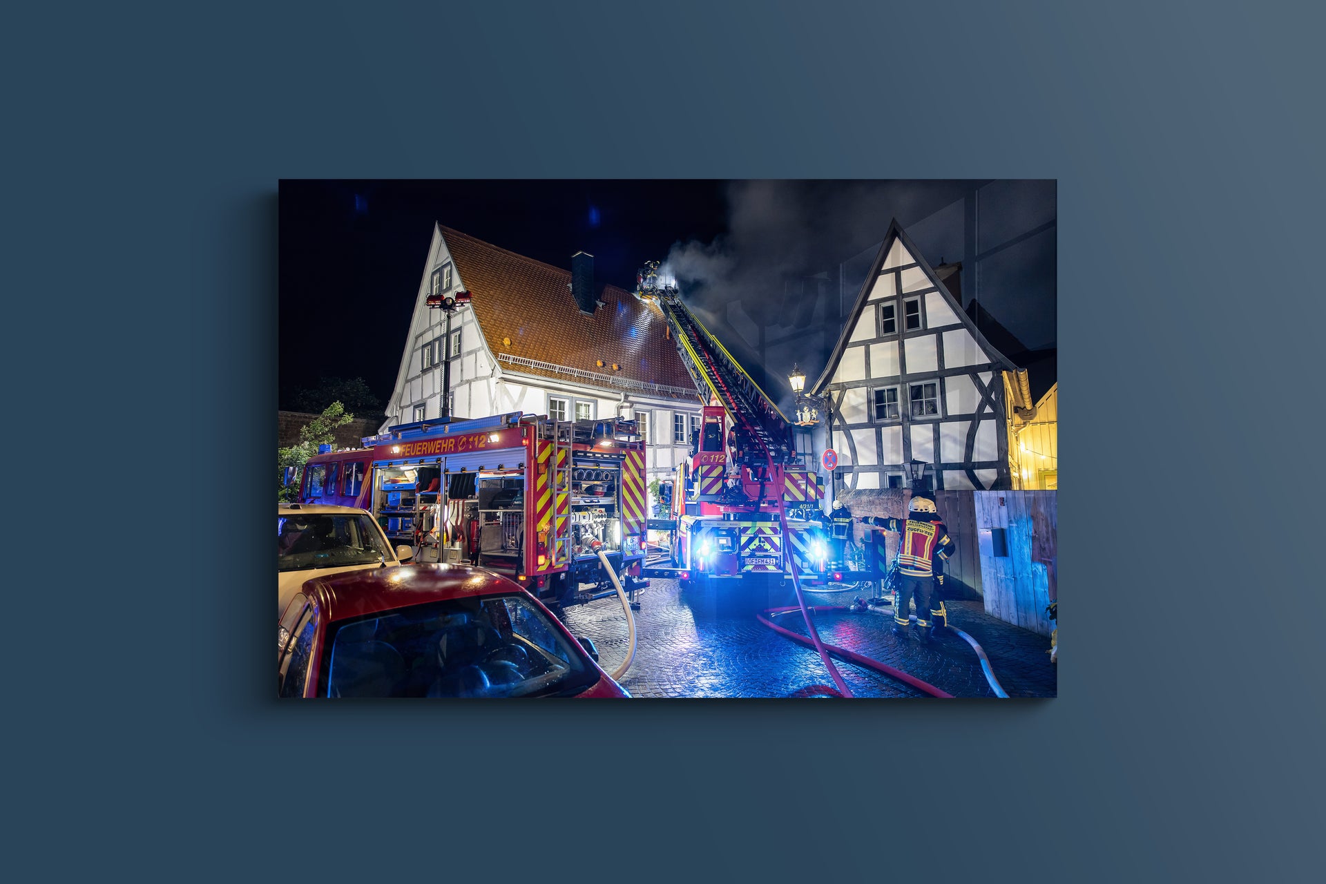 Feuerwehr-Einsatz bei Nacht Dachstuhlbrand Altstadt Seligenstadt (Alu-Dibond)