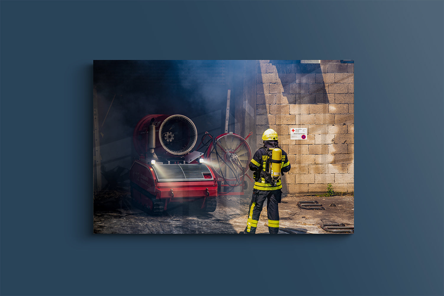 Feuerwehrmann und LUF im Einsatz (Leinwand)