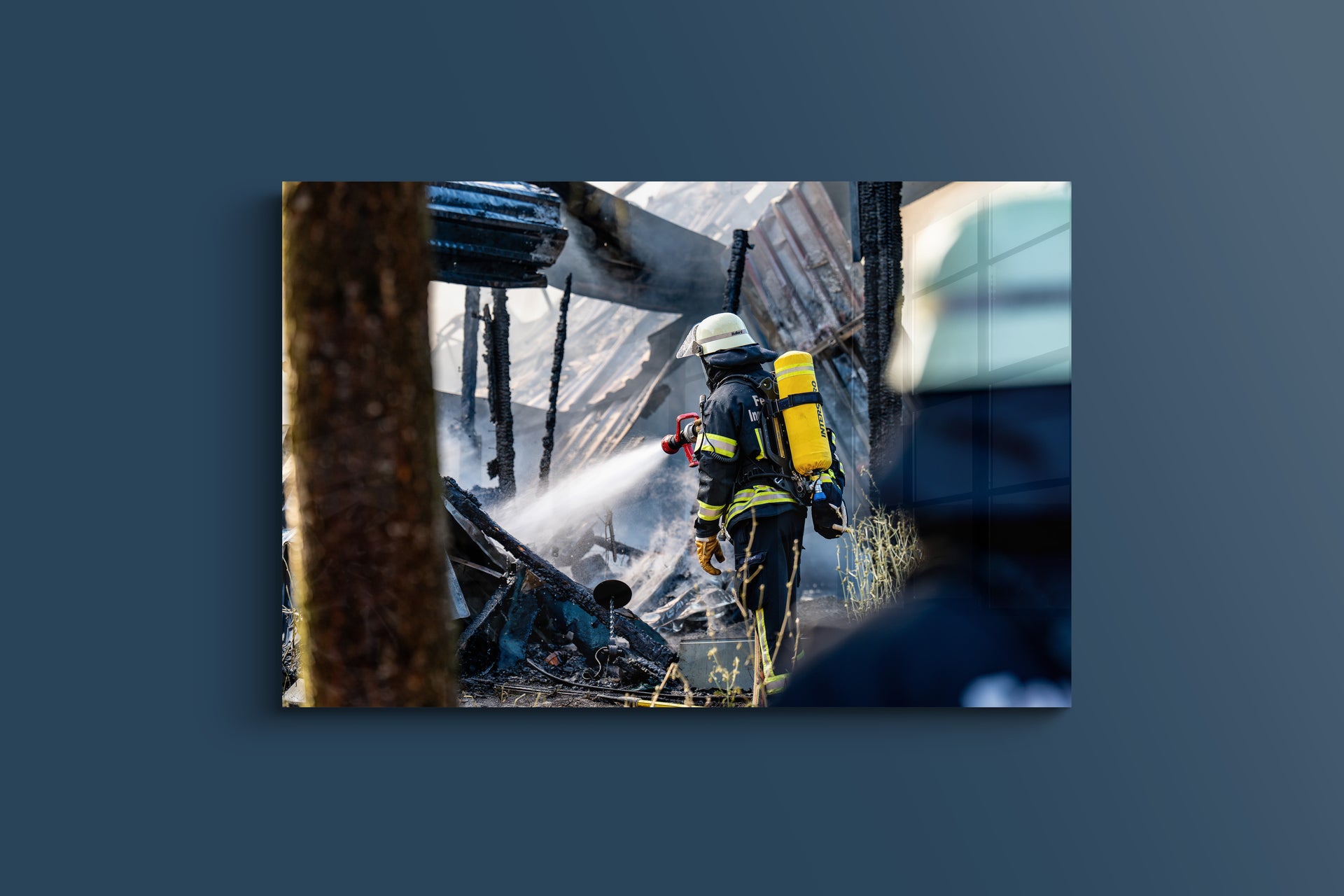 Feuerwehr kämpft gegen Hofbrand in Heidesheim (Alu-Dibond)