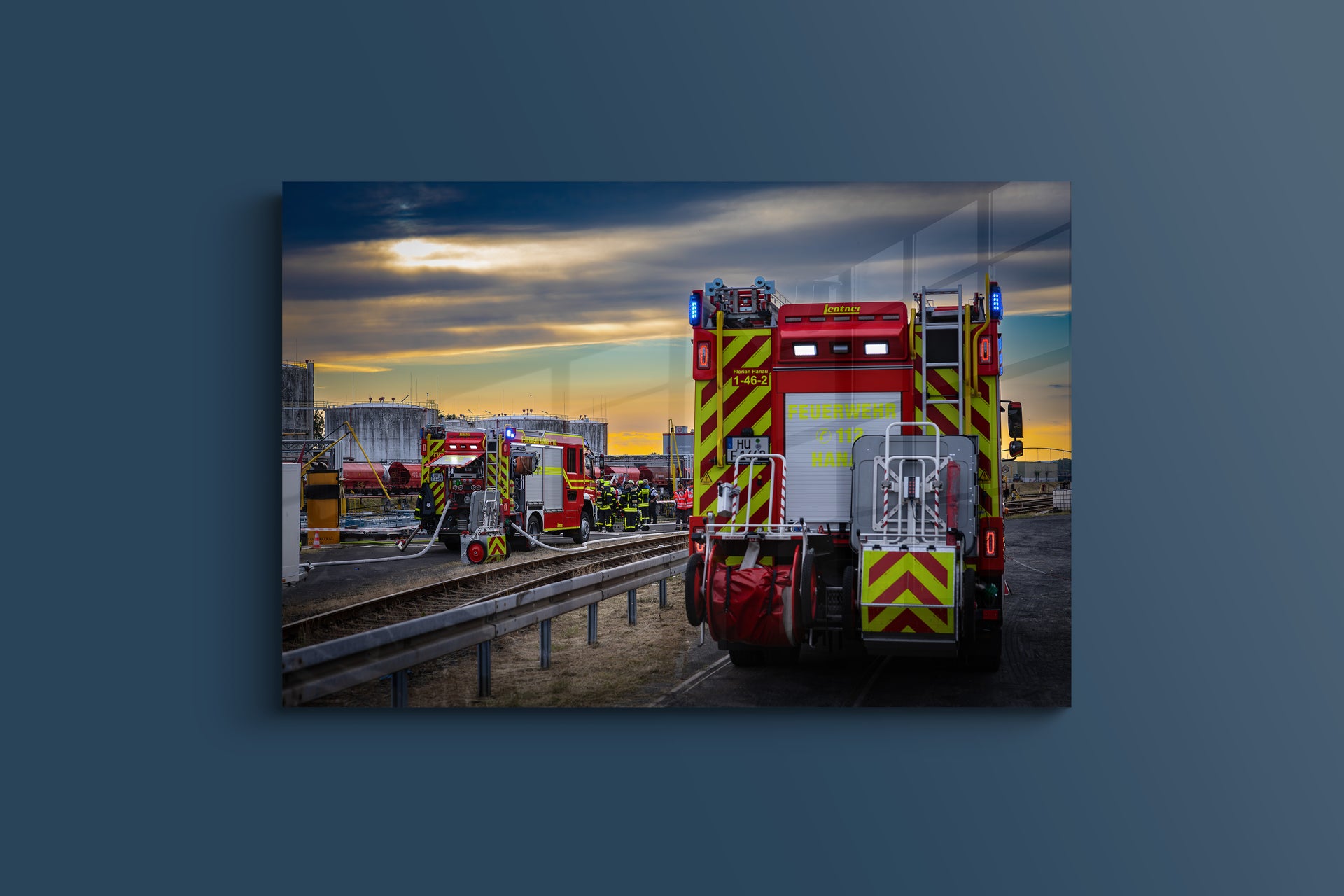 Dramatischer Feuerwehreinsatz im Abendlicht (Alu-Dibond)