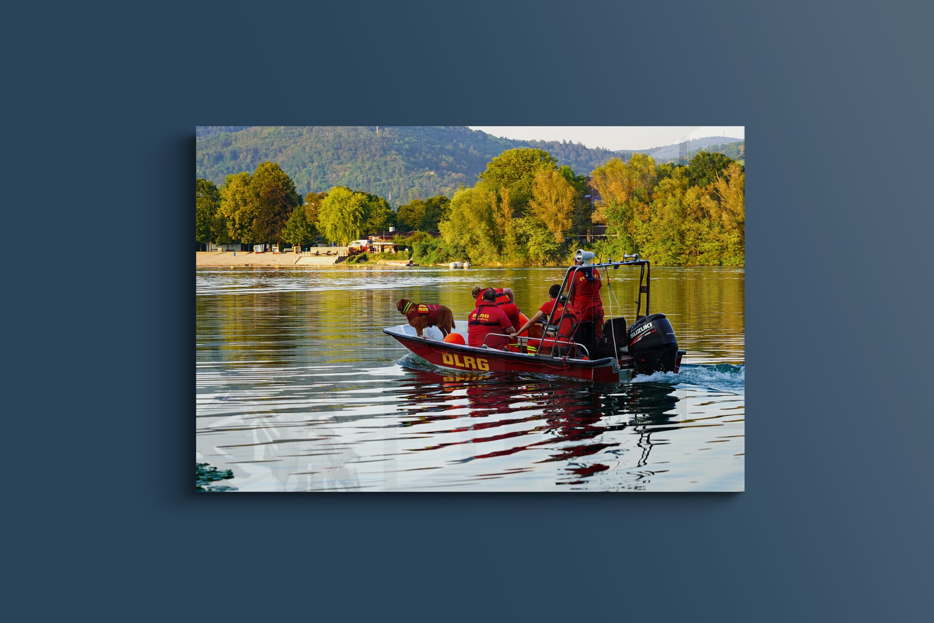 DLRG-Einsatz auf dem Wasser mit Suchhund (Alu-Dibond)