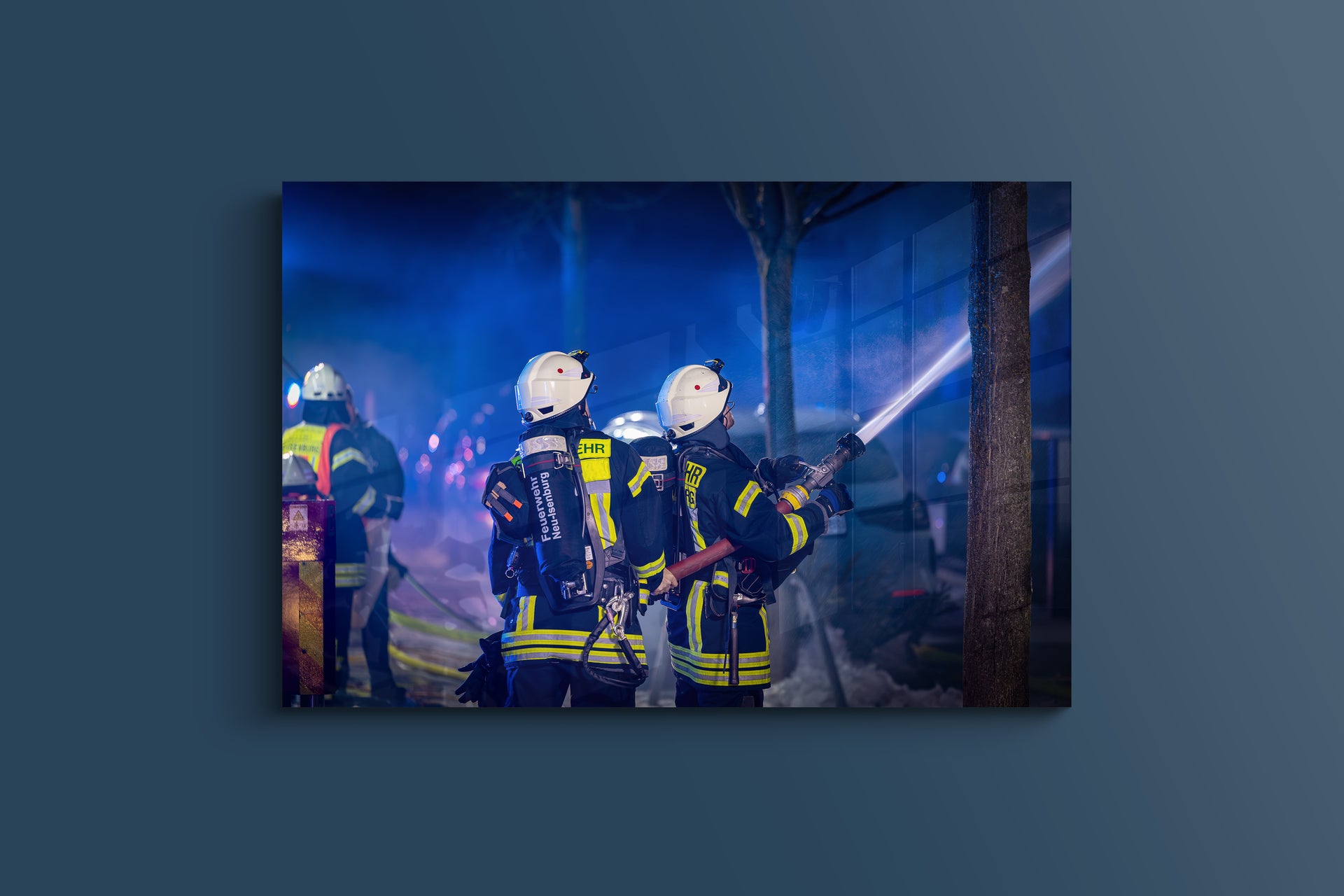 Feuerwehr bekämpft Wohnungsbrand mit Drehleiter (Alu-Dibond)