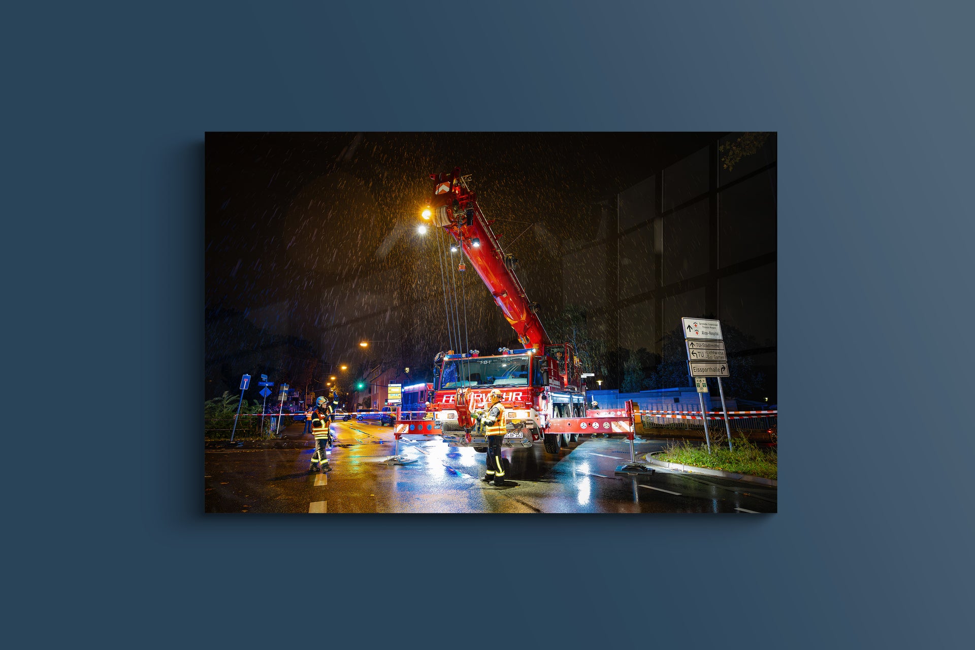 Feuerwehrkran-Nachteinsatz bei Brückenunfall (Alu-Dibond)