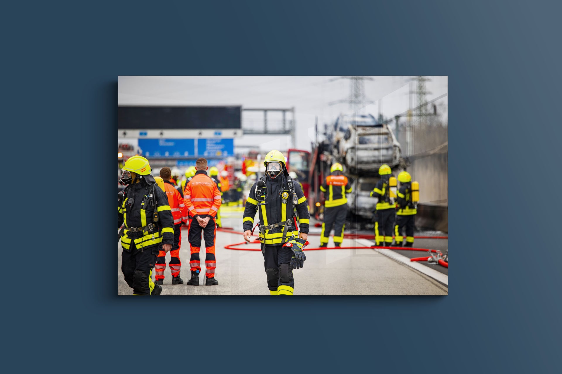 Einsatz nach Lkw-Brand Feuerwehr und Rettungsdienst auf der A3 (Alu-Dibond)