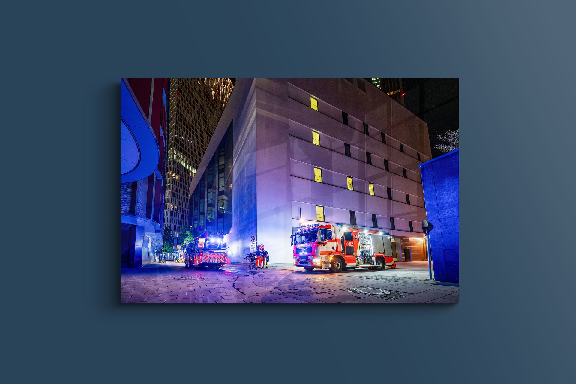 Feuerwehr-Einsatz nachts am Skyline Plaza Frankfurt (Alu-Dibond)