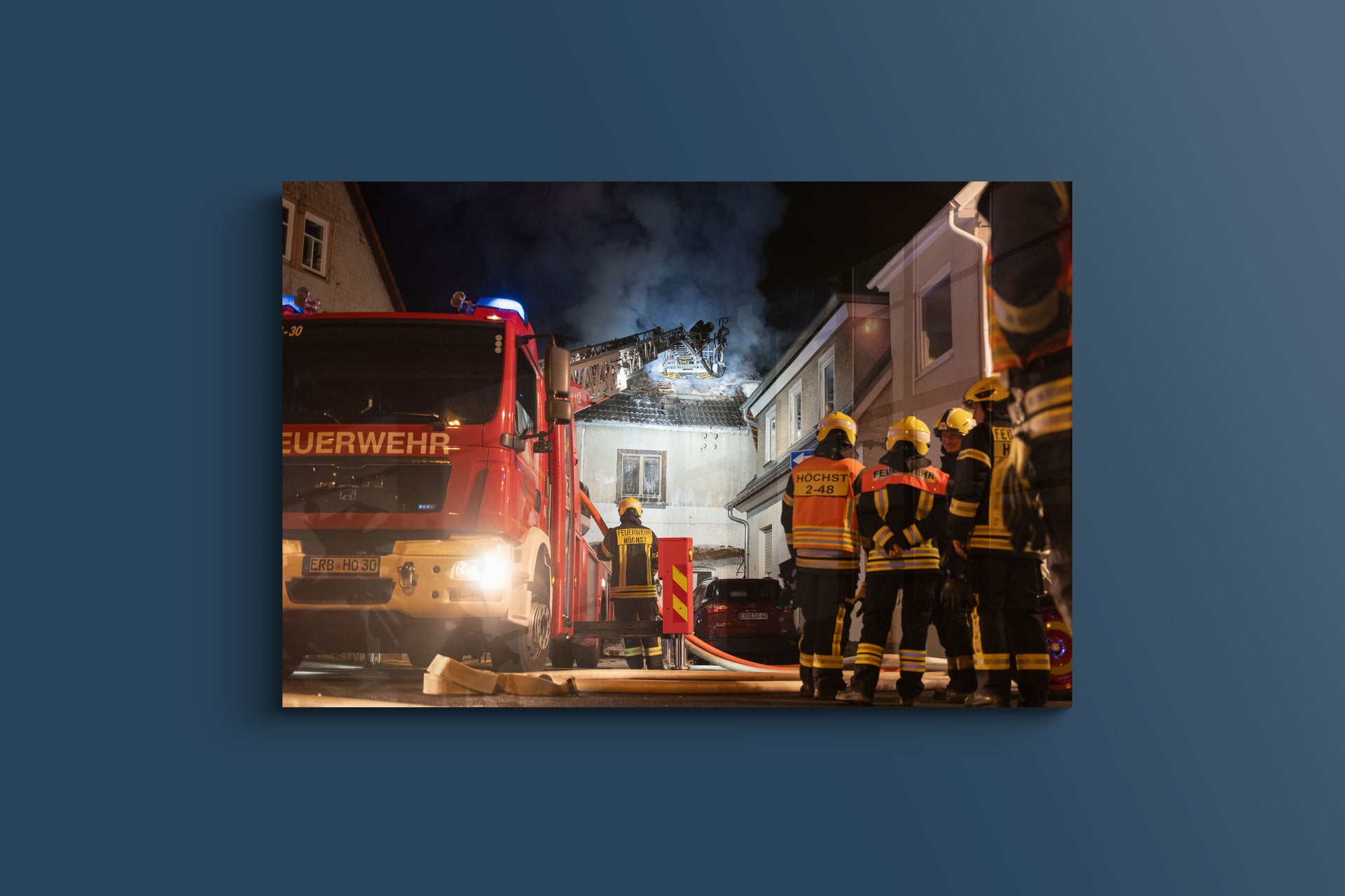 Nächtlicher Wohnhausbrand – Feuerwehr Höchst im Einsatz (Alu-Dibond)