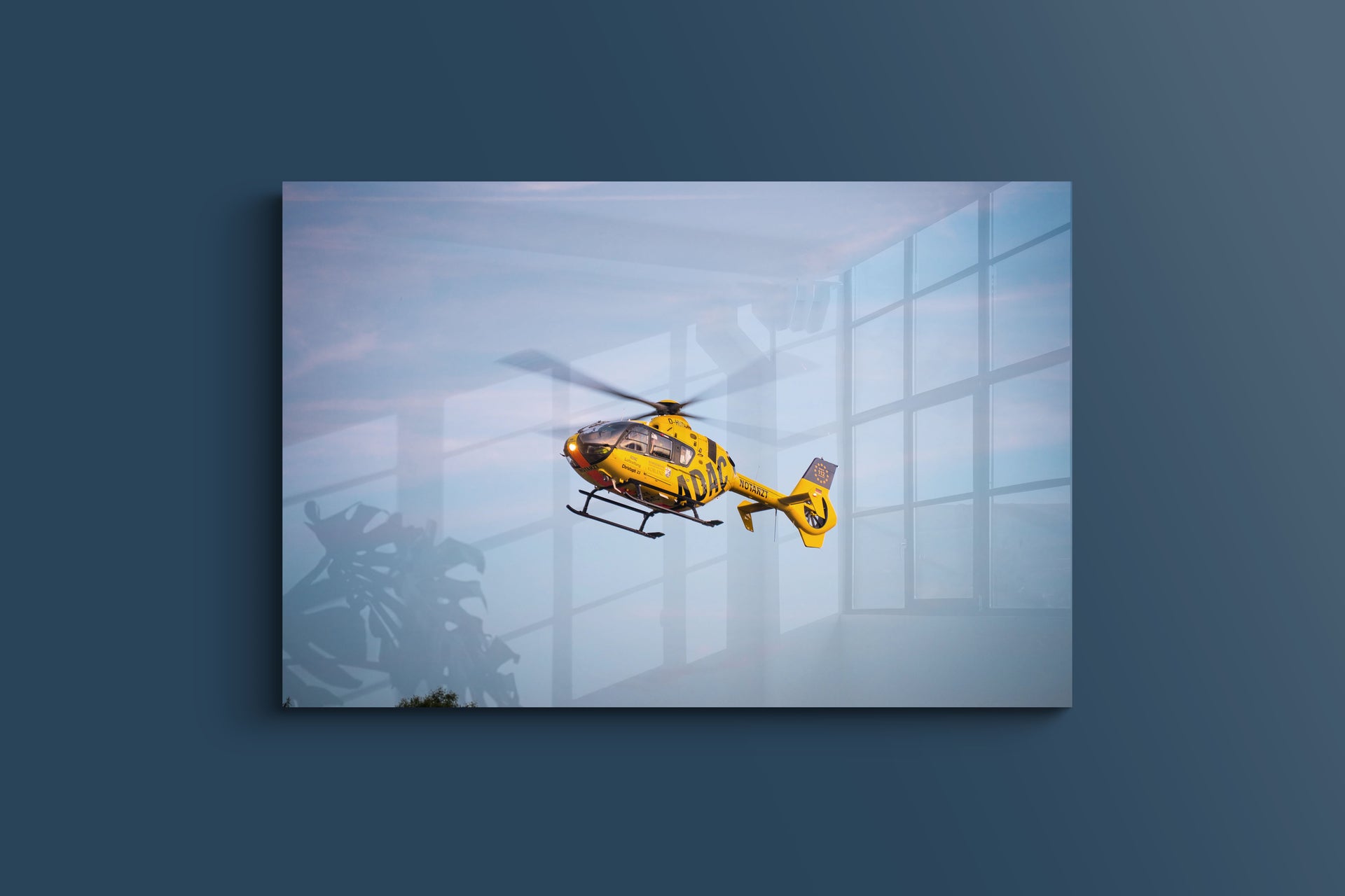 Rettungshubschrauber im Einsatz bei schwerem Unfall (Alu-Dibond)