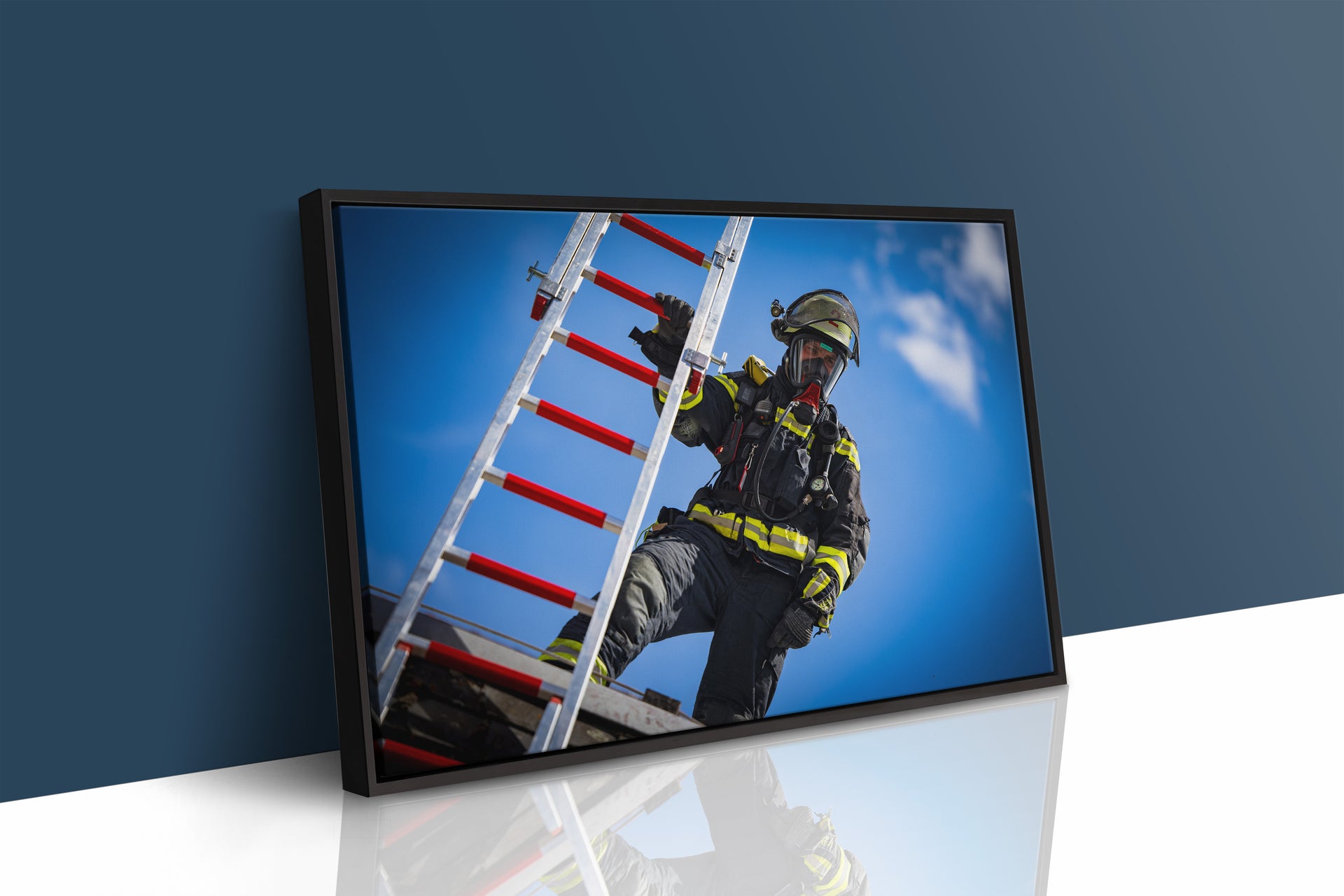 Sicher auf dem Dach (Gerahmtes Bild)