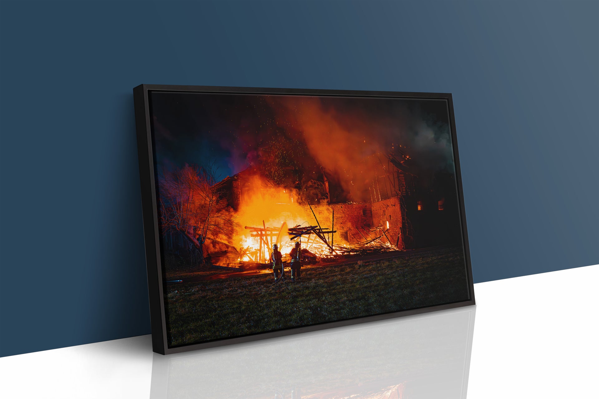 Feuerwehr kämpft gegen Brand in historischem Gebäude (Gerahmtes Bild)