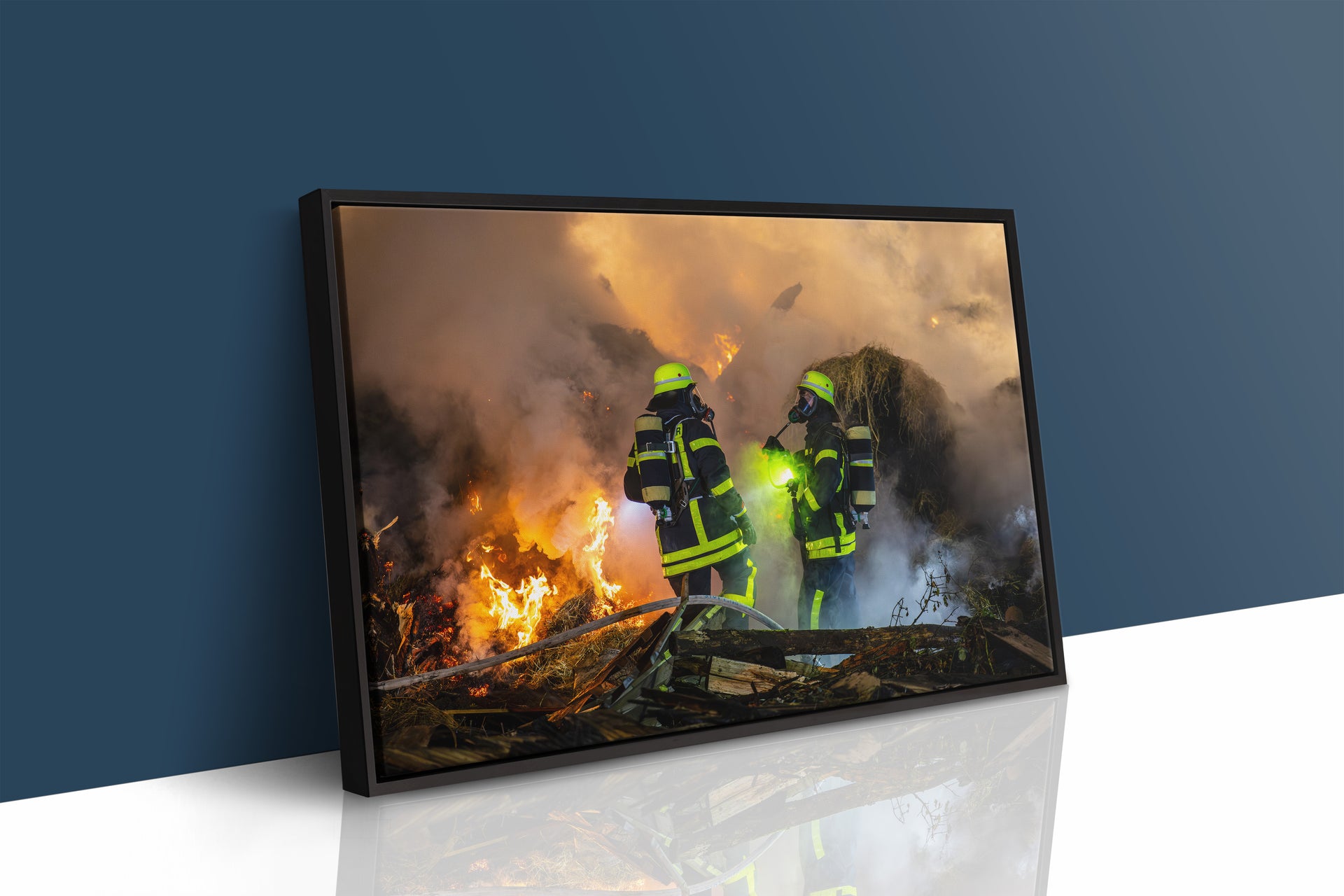 In den Flammen (Gerahmtes Bild)